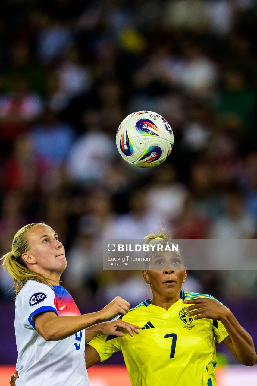 Beth Mead of England and Madelen Janogy of Sweden