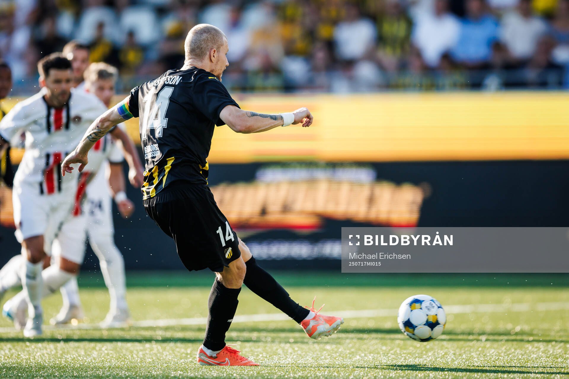 Simon Gustafson of Häcken scores the 1-o goal from the