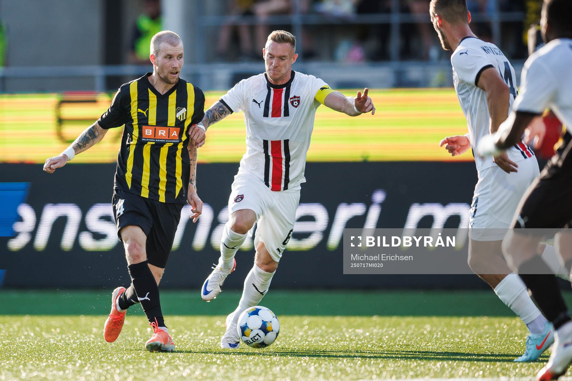 Simon Gustafson of Häcken and Roman Prochazka of Spartak