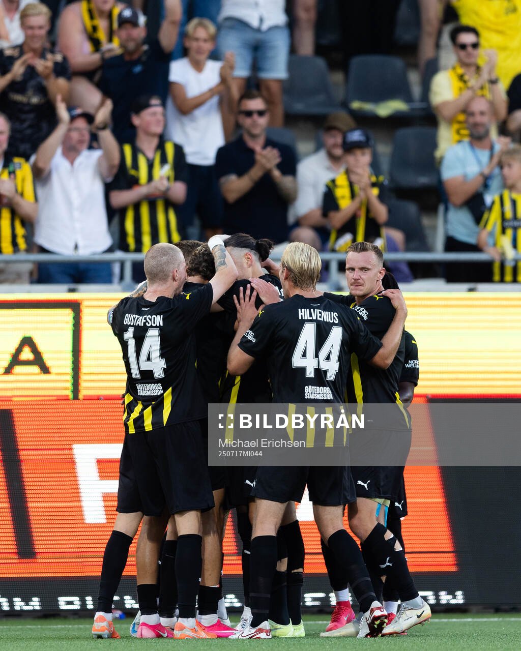 John Paul Dembe of Häcken celebrates with team mates