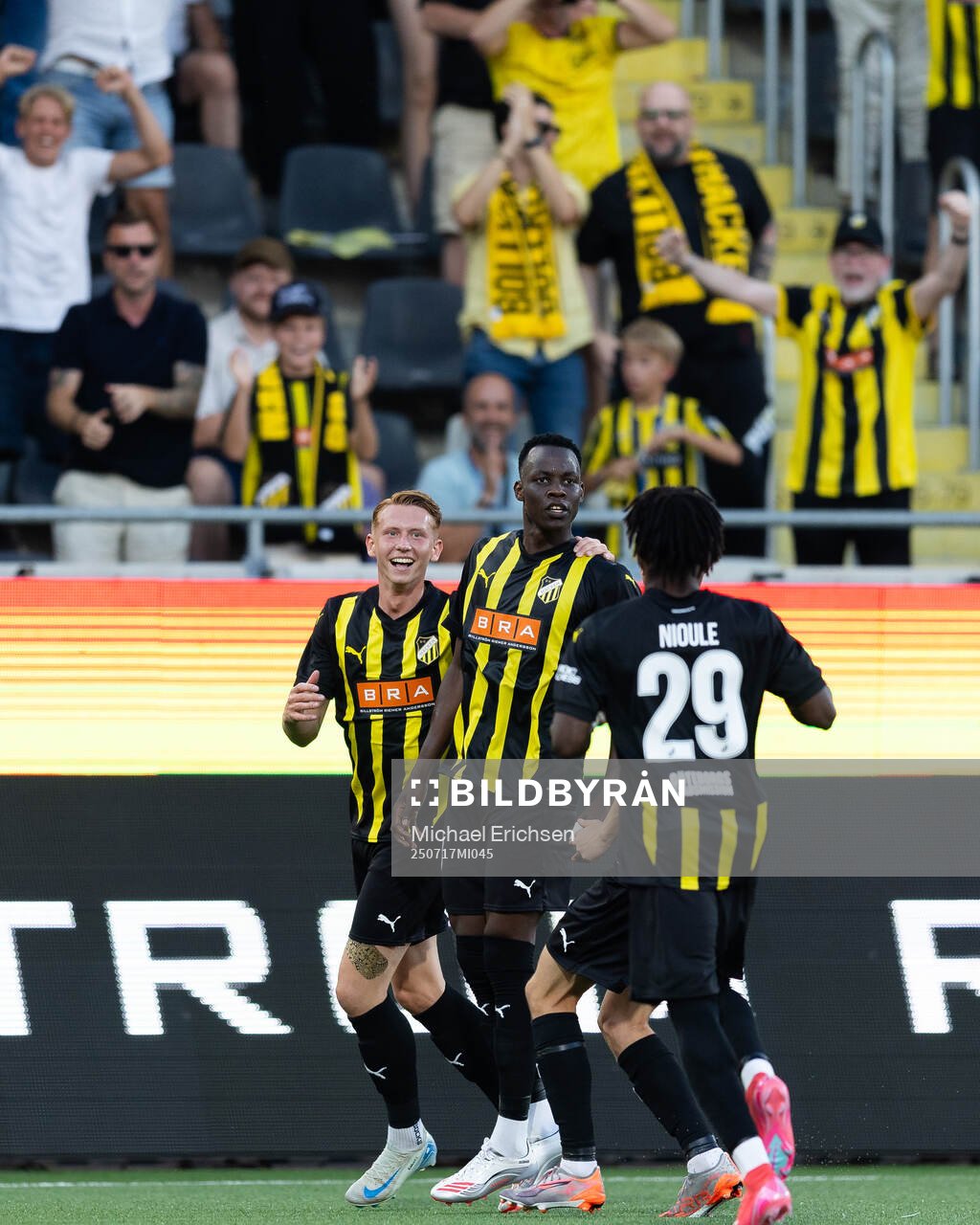 John Paul Dembe of Häcken celebrates with team mates