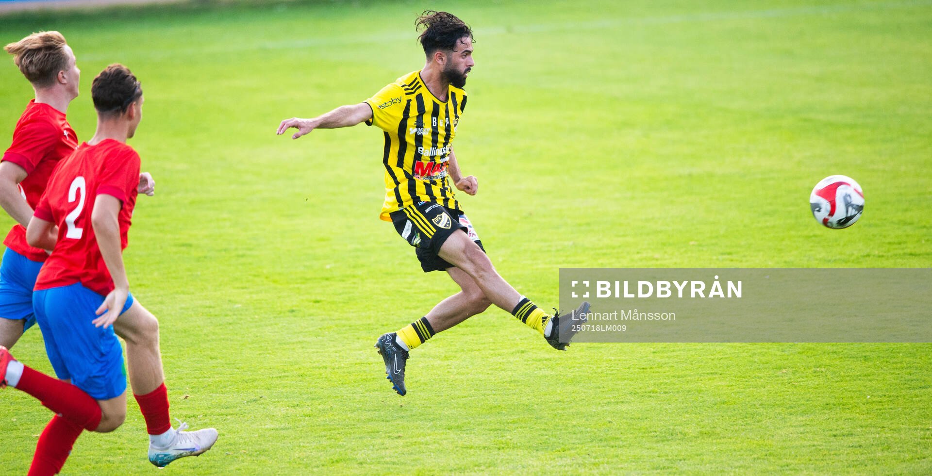 IFK Hässleholms Rahel Omed Nader lobbar in ett mål i
