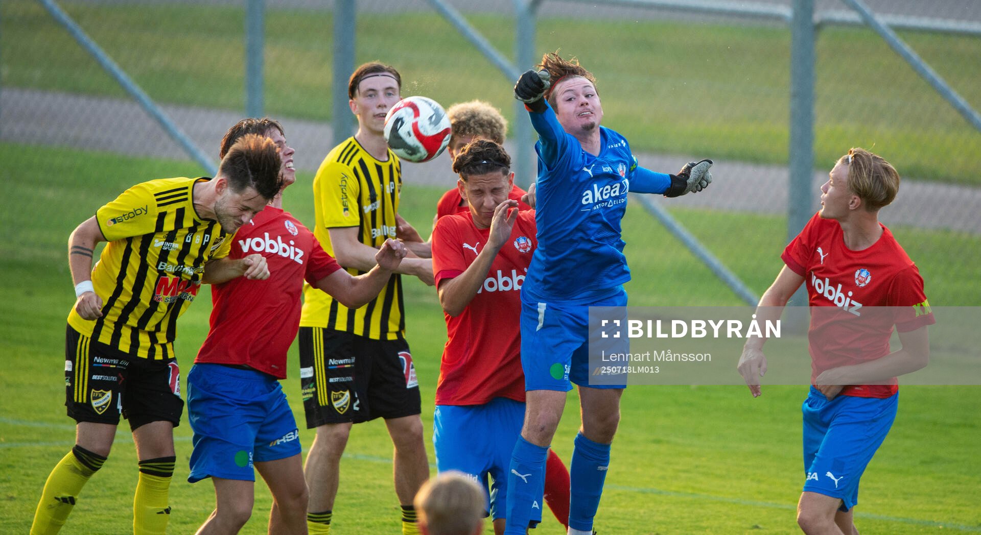 Helsingborgs målvakt boxar undan bollen i matchen mellan