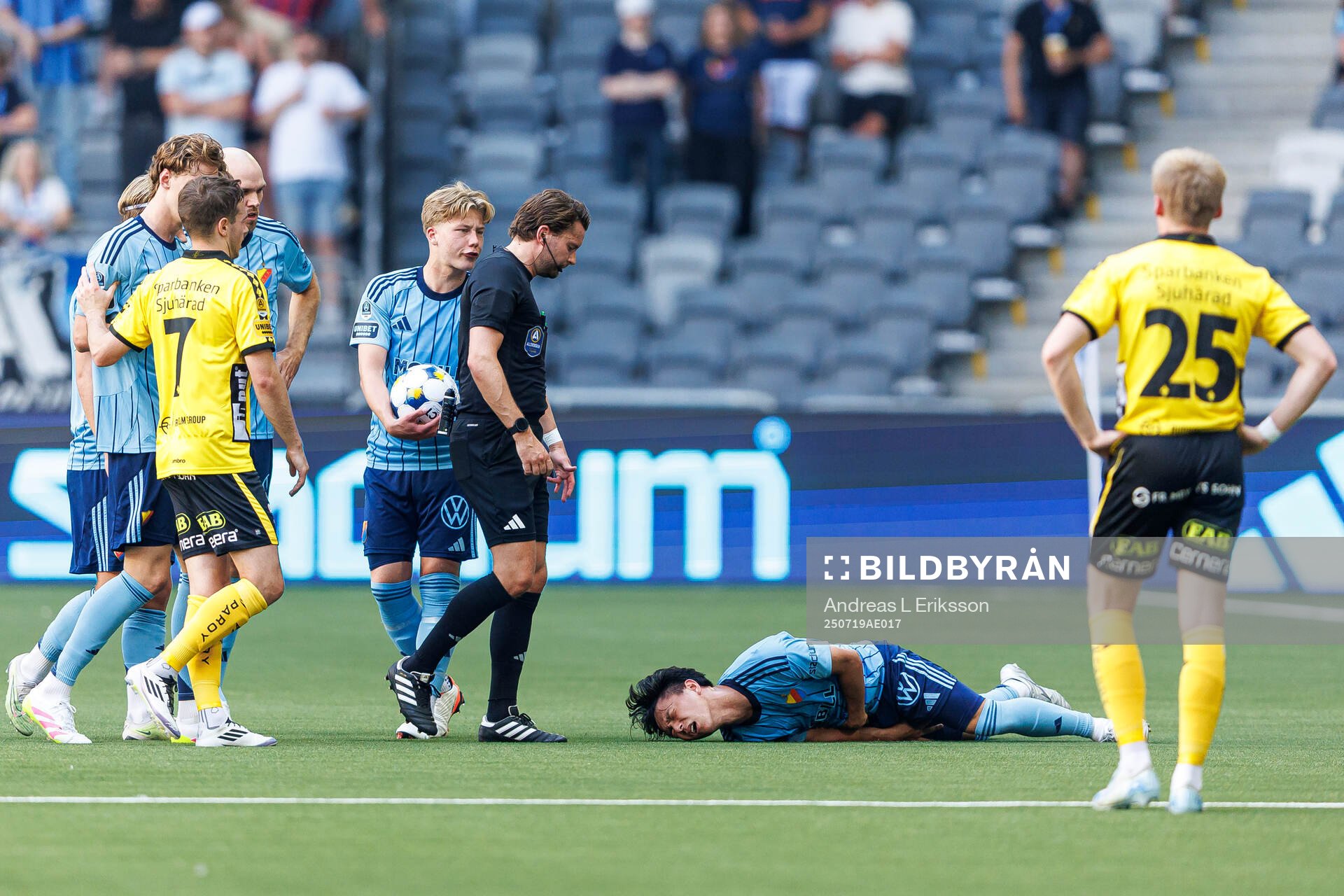 Domare Joakim Östling och Djurgårdens Matias Siltanen och