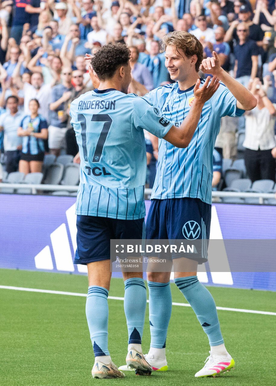 Djurgårdens Mikael Anderson och August Priske Flyger jublar