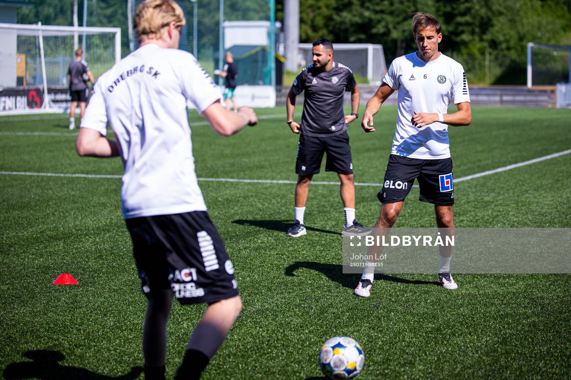 Örebros Melvin Bajrovic värmer upp innan fotbollsmatchen
