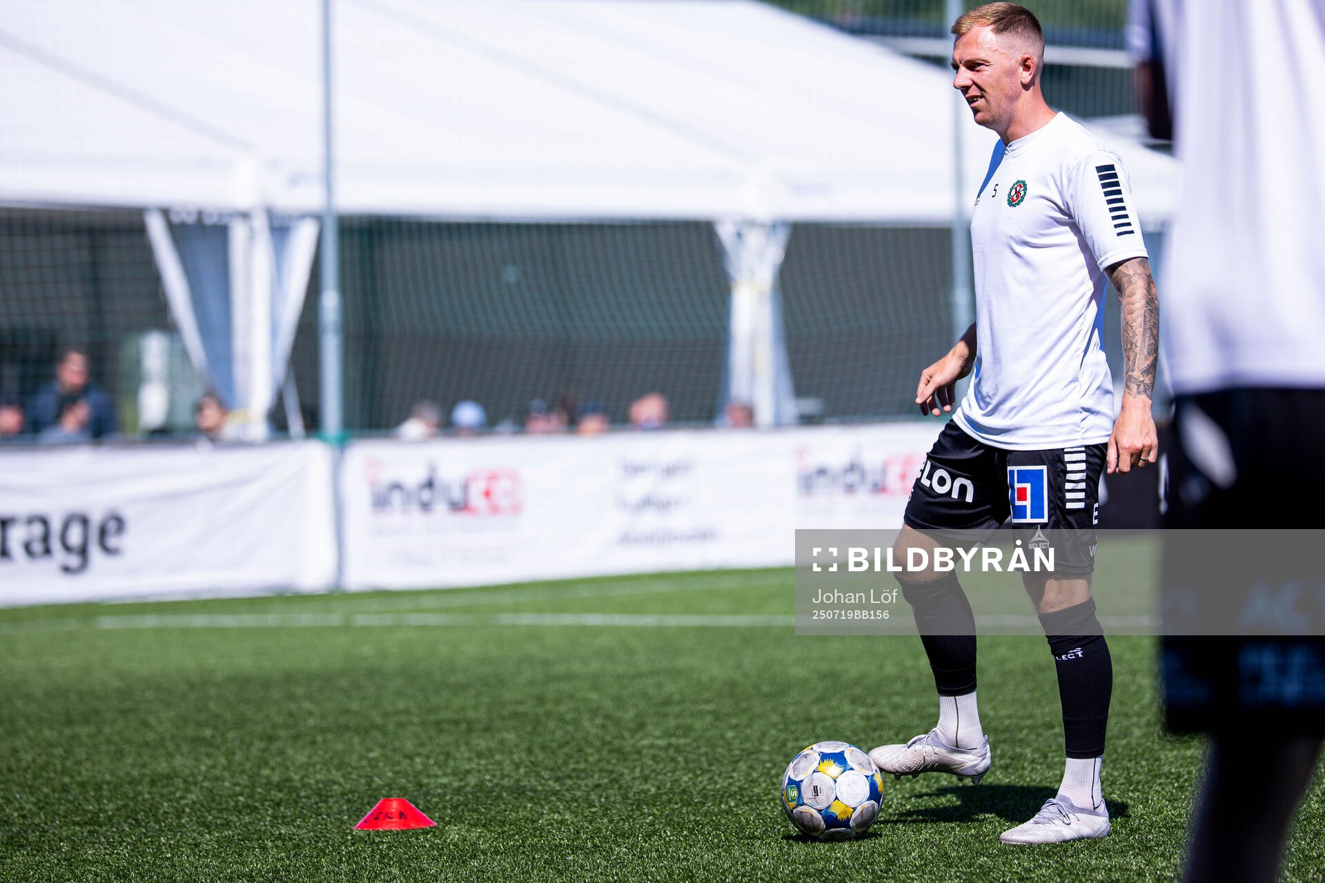 Örebros Jesper Modig värmer upp innan fotbollsmatchen i