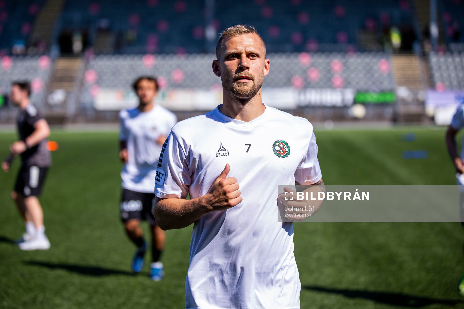 Örebros Erik Andersson värmer upp innan fotbollsmatchen i