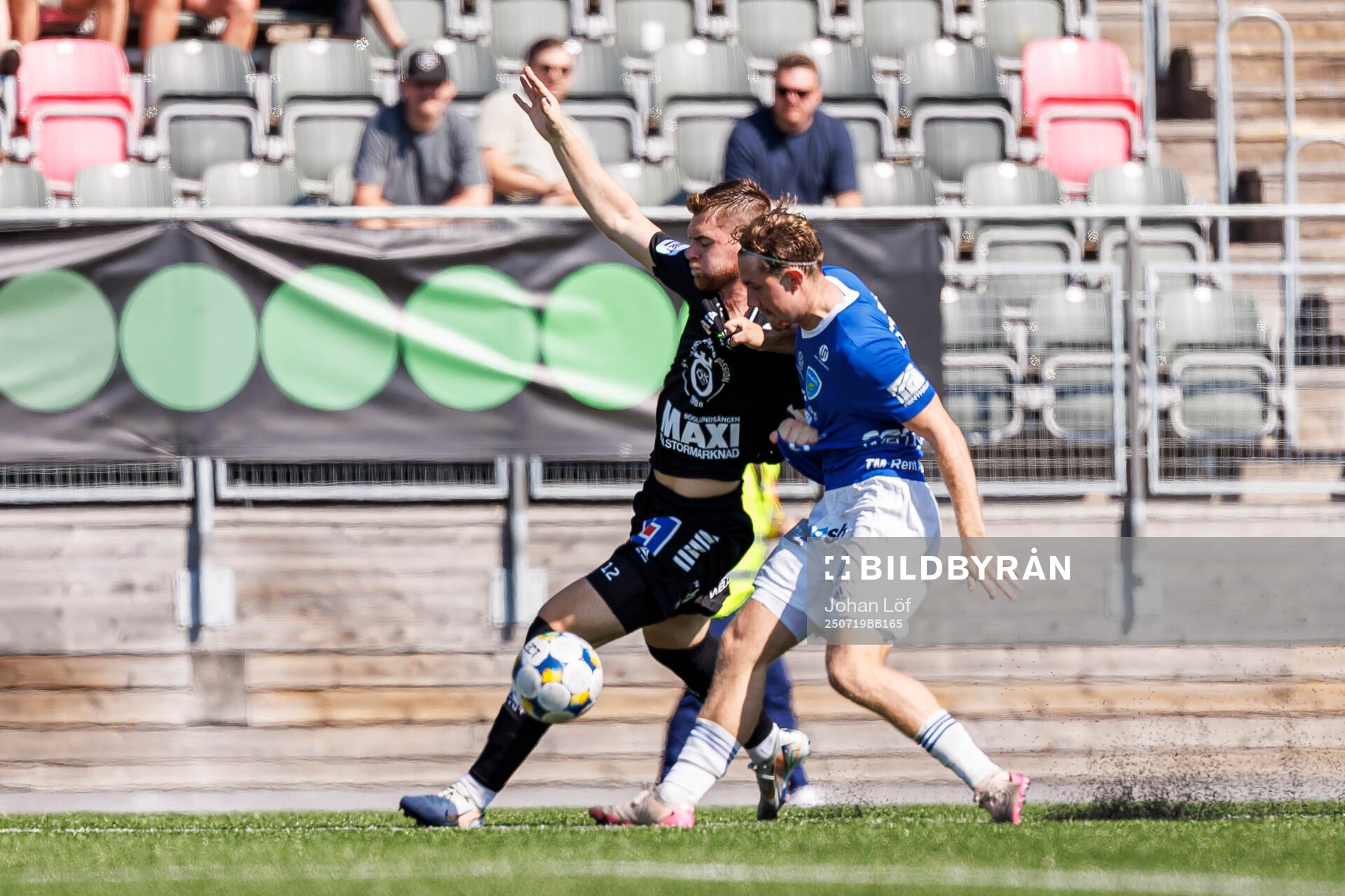 Örebros Dino Salihovic och Umeå FCs Joel Hedström
