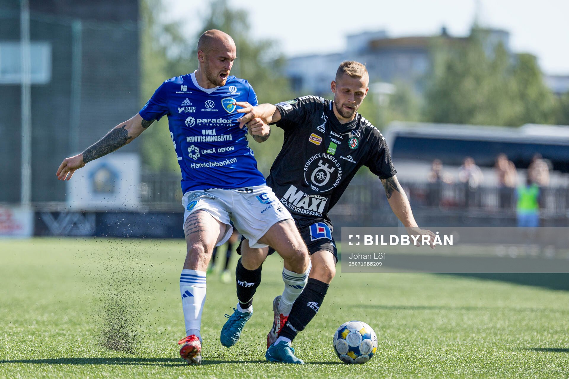 Umeå FCs Linus Marklund Panboon och Örebros Erik Andersson