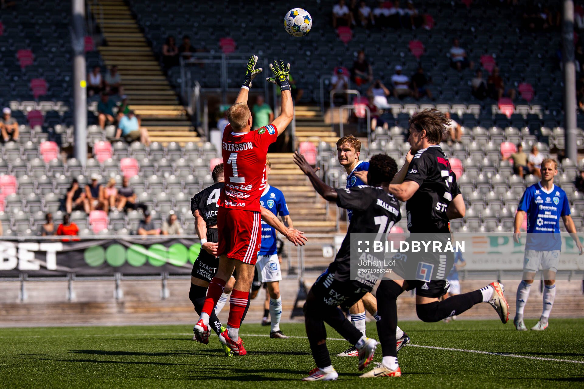 Umeå FCs målvakt Pontus Eriksson räddar