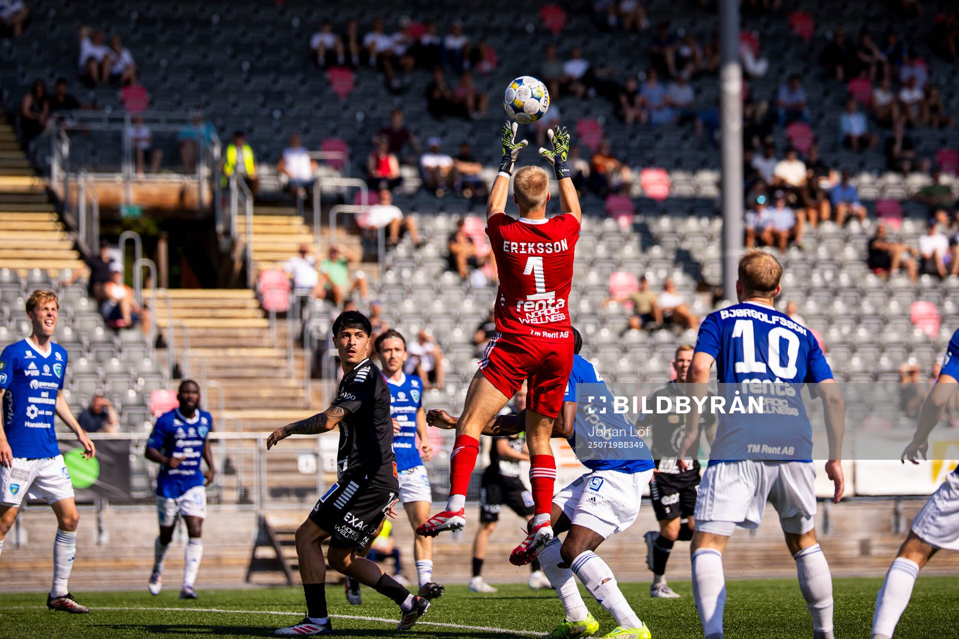 Umeå FCs målvakt Pontus Eriksson räddar