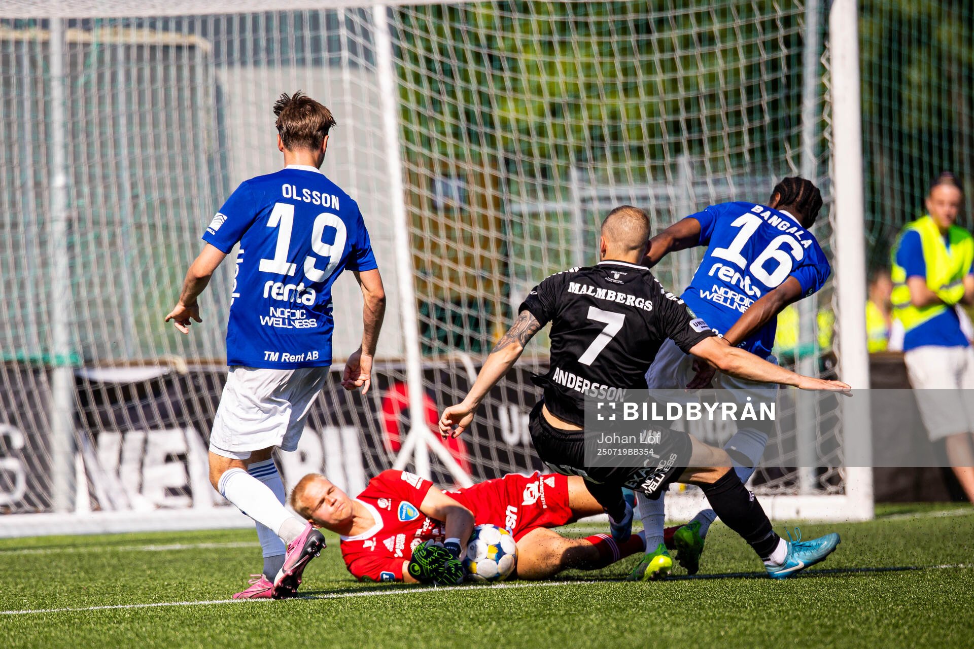 Umeå FCs målvakt Pontus Eriksson räddar Örebros Erik