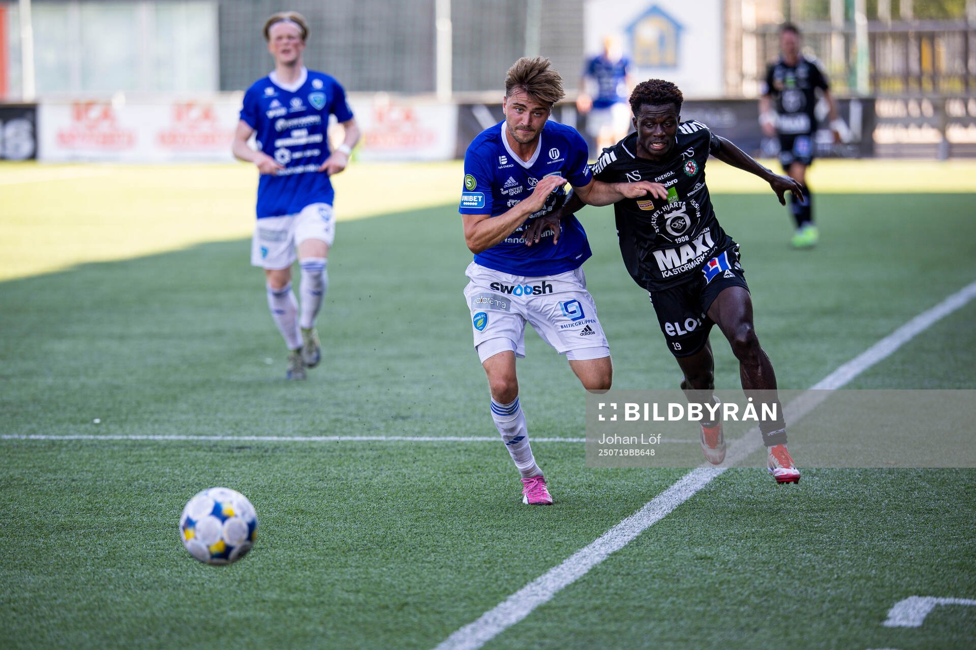 Umeå FCs Tim Olsson och Örebros Blessing Asumang Dankwah