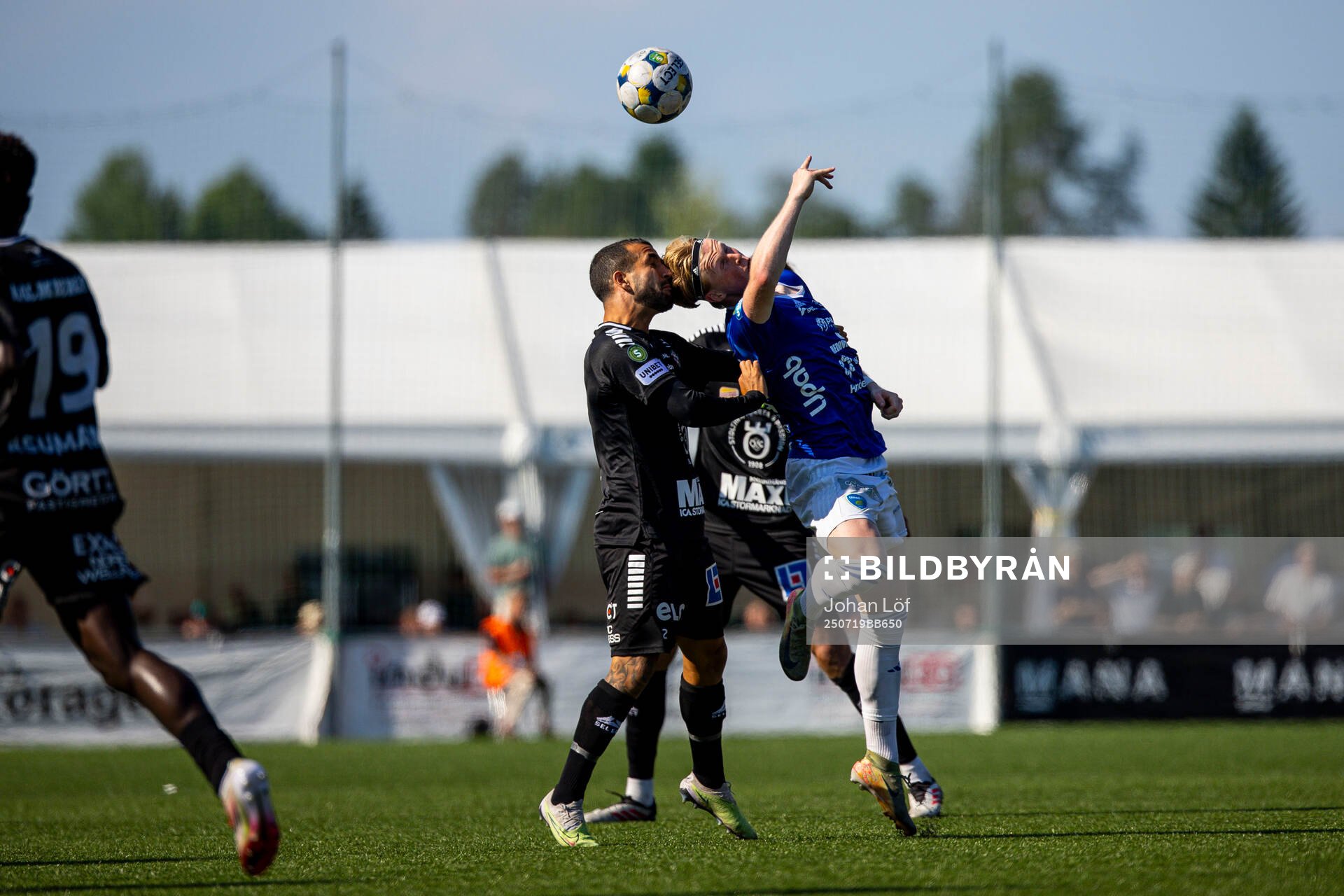 Örebros Alai Hussain Ghasem och Umeå FCs Jörgen Voilås