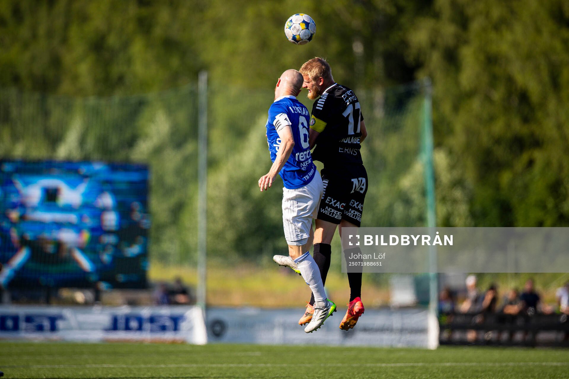 Umeå FCs Stefan Lindmark och Örebros Karl Holmberg