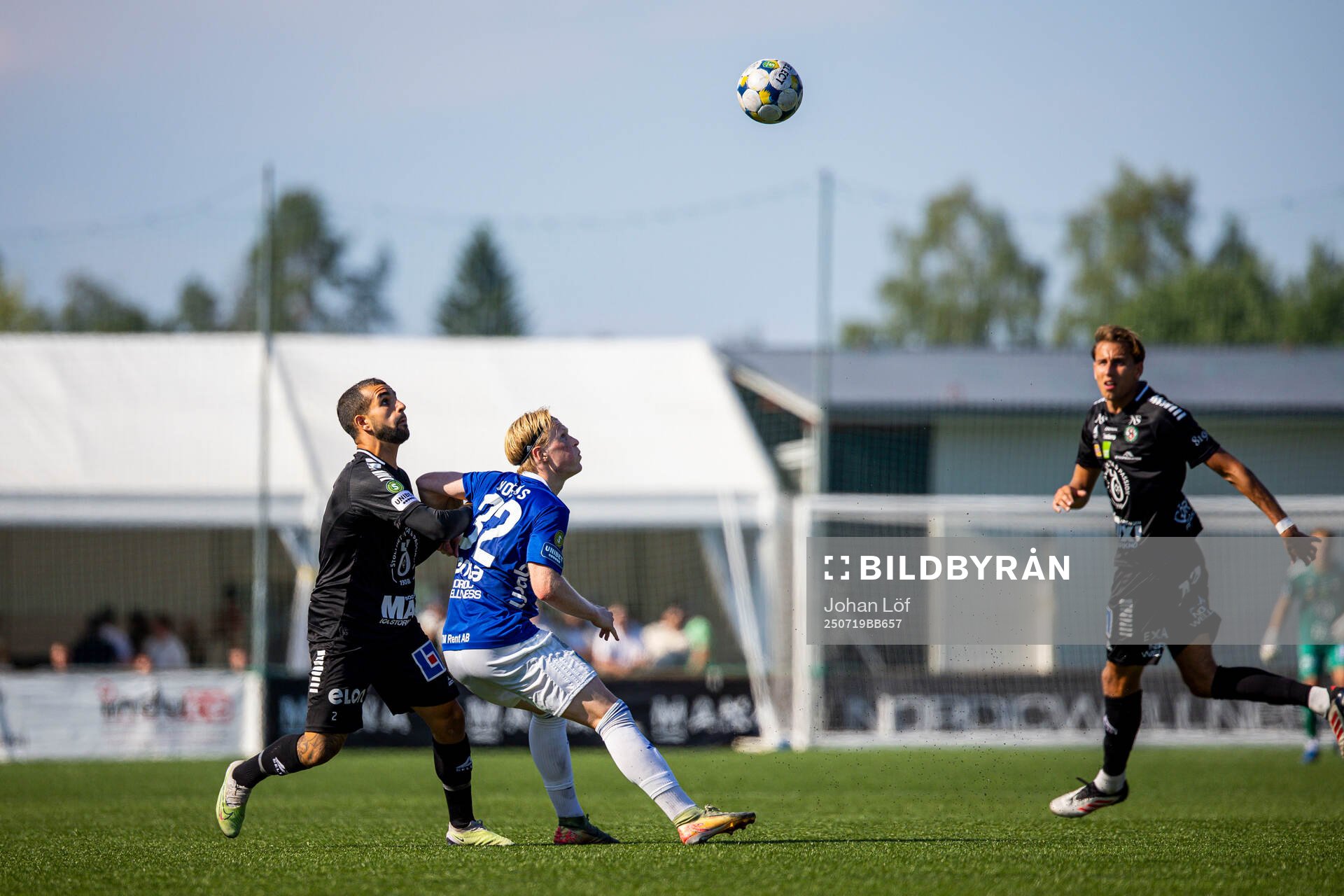 Örebros Alai Hussain Ghasem och Umeå FCs Jörgen Voilås