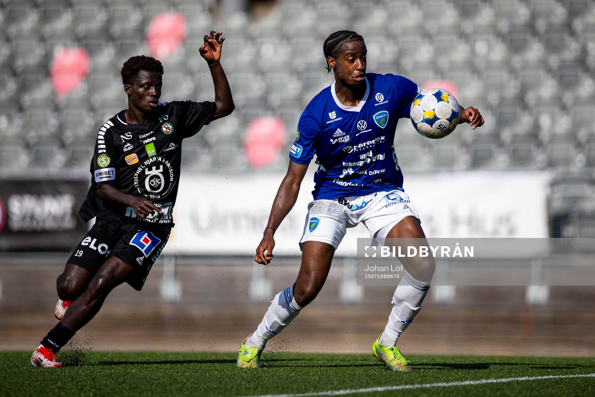 Örebros Blessing Asumang Dankwah Umeå FCs Djoseph Bangala