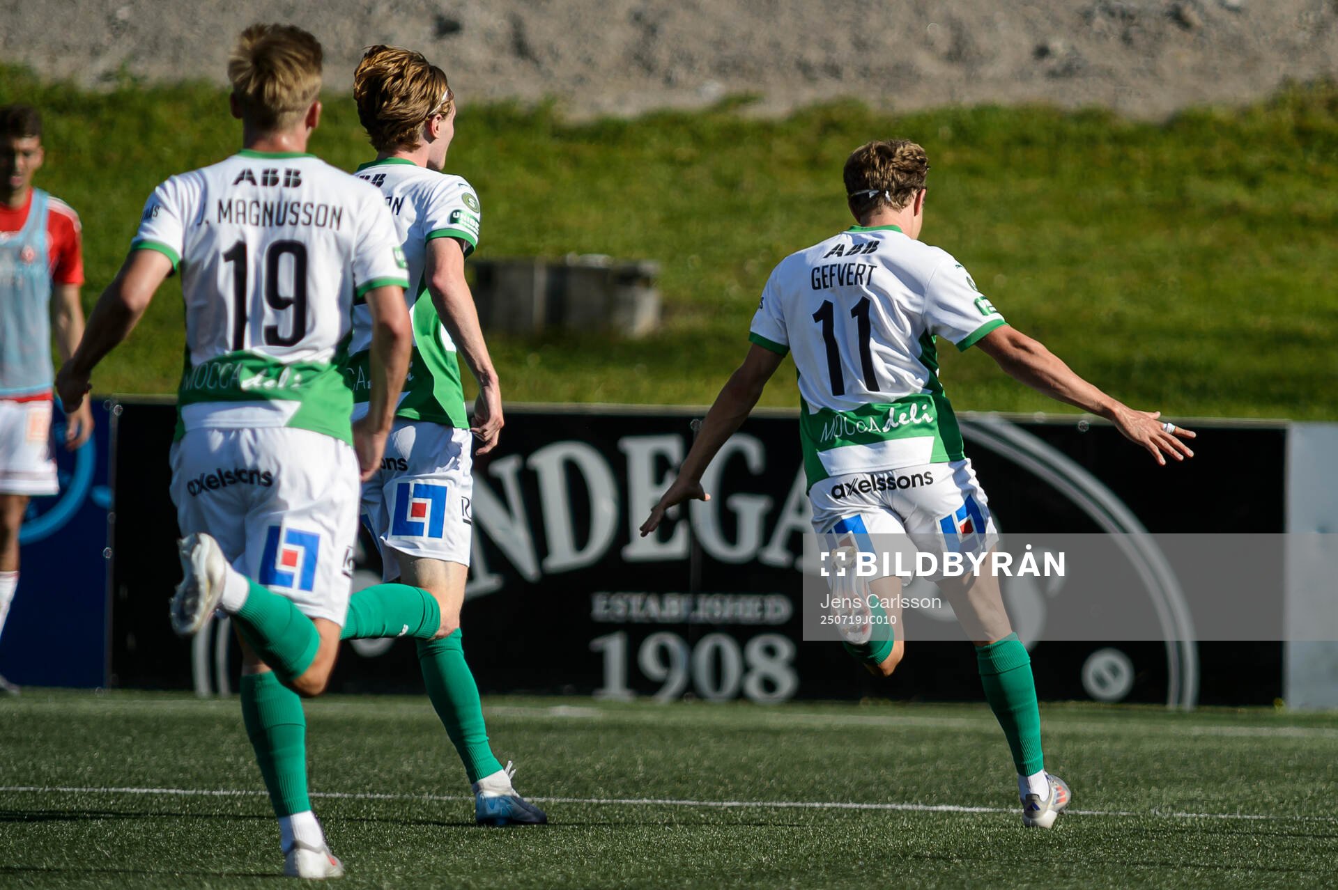 Västerås Simon Gefvert jublar