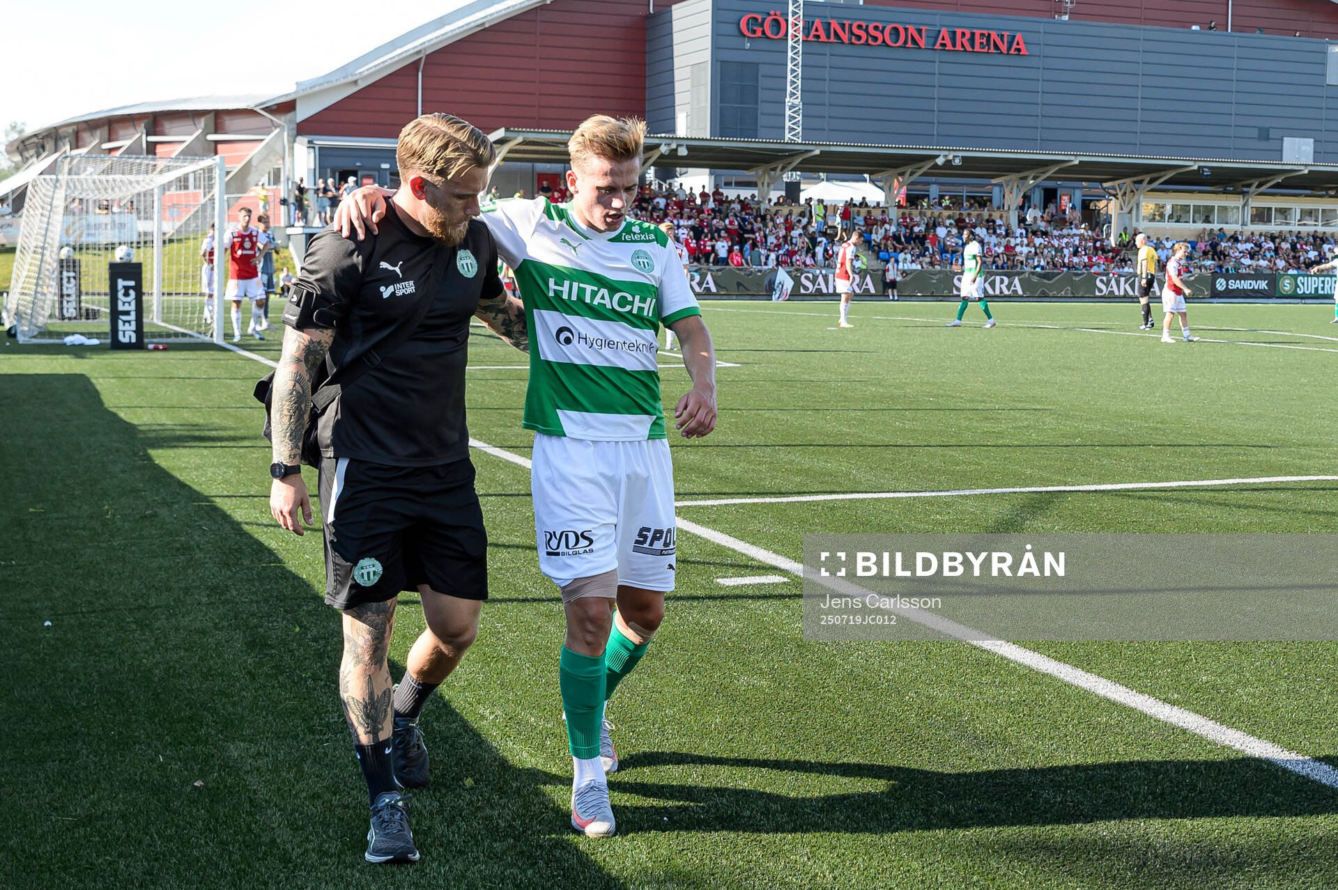 Västerås Jens Magnusson lämnar planen skadad