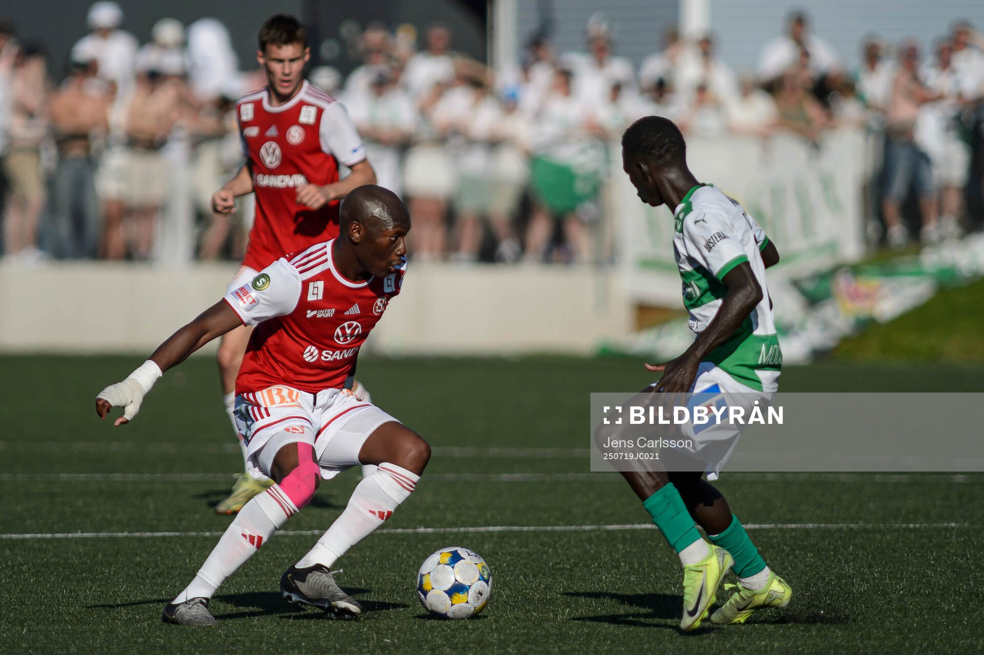 Sandvikens IFs Moonga Simba och Västerås Mamadou Ousmane