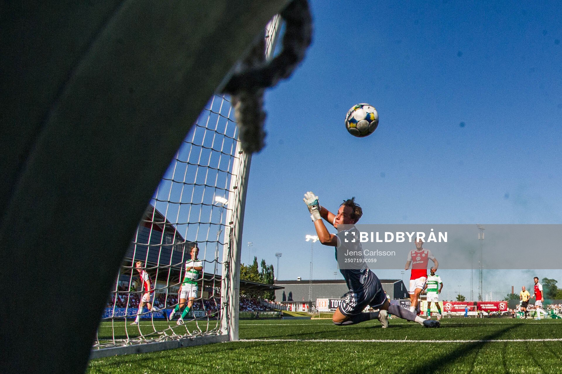 Sandvikens IFs målvakt Hannes Sveijer släpper in 0-1