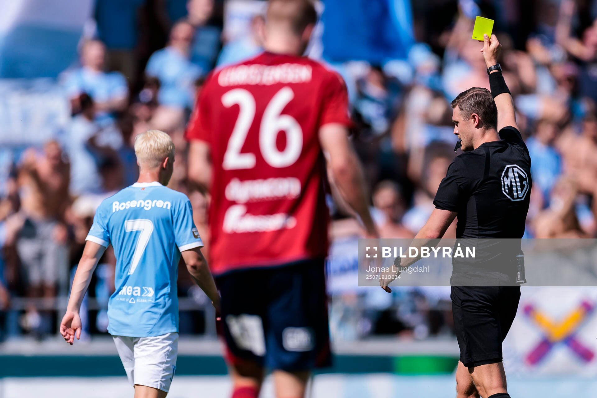 Malmö FFs Otto Rosengren får gult kort av domare Erik