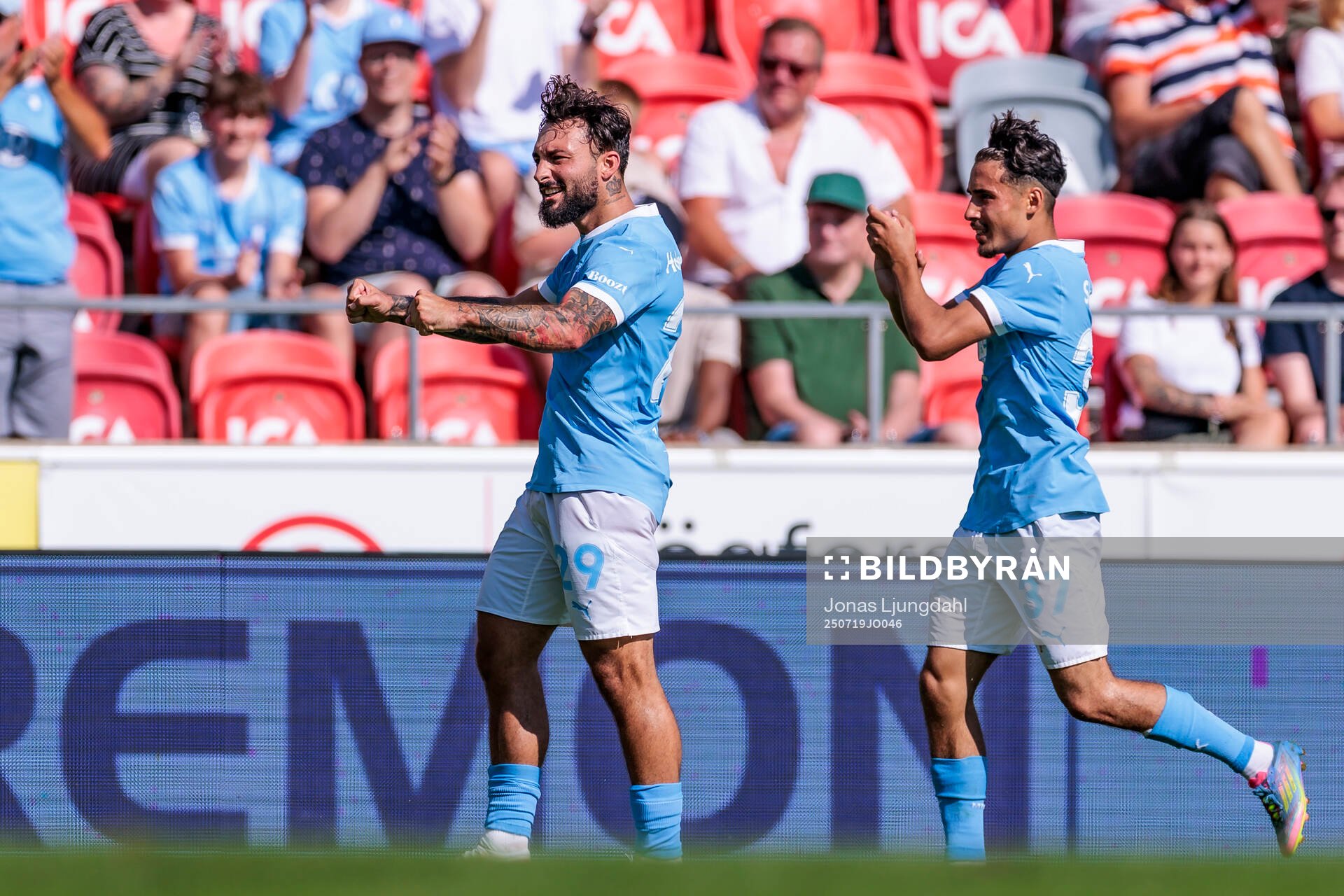 Malmö FFs Sead Haksabanovic och Adrian Skogmar jublar