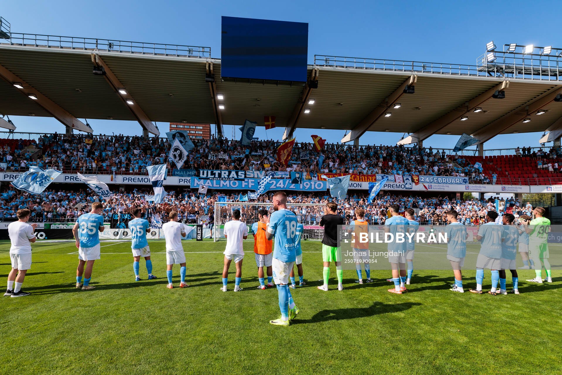 Malmö FFs spelare jublar med supportrarna