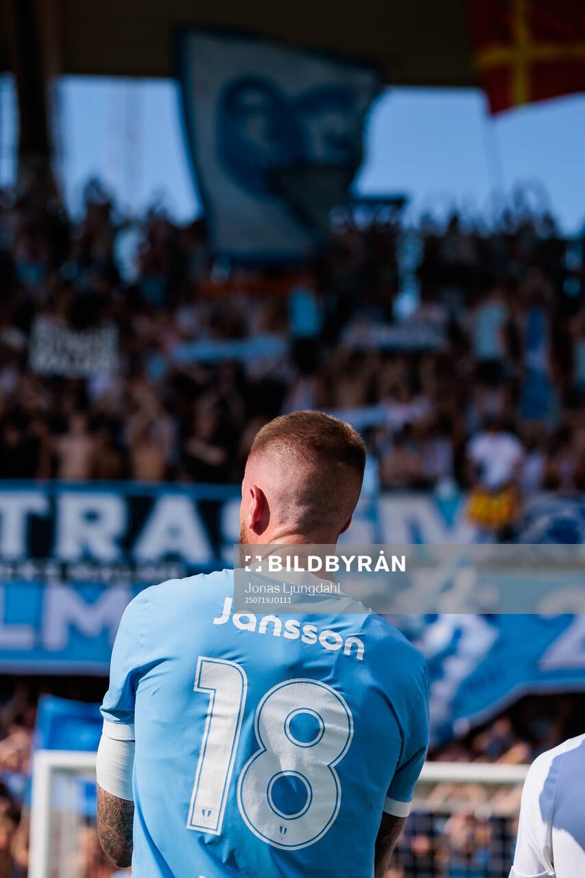 Malmö FFs Pontus Jansson jublar framför supportrarna