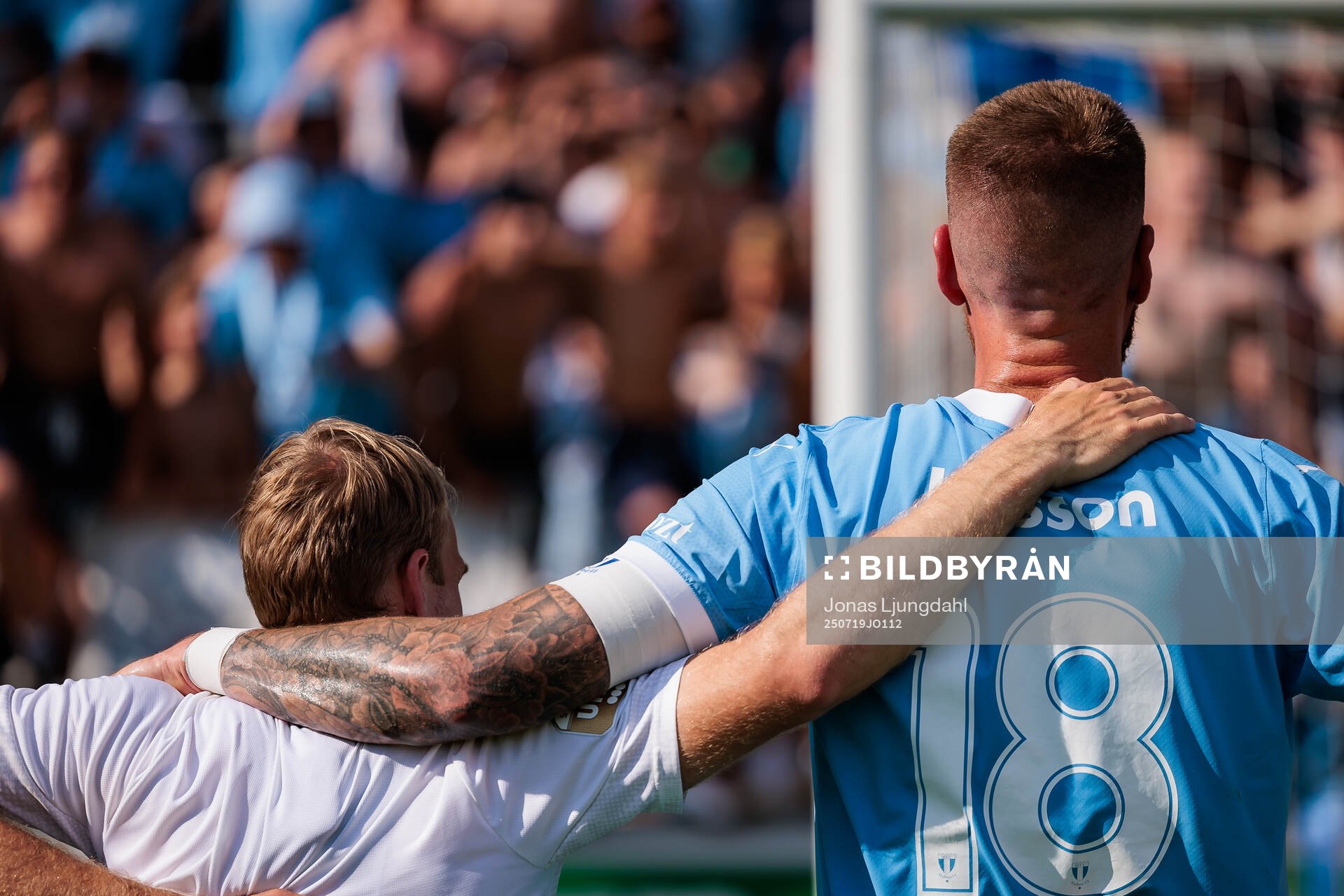 Malmö FFs Pontus Jansson jublar framför supportrarna
