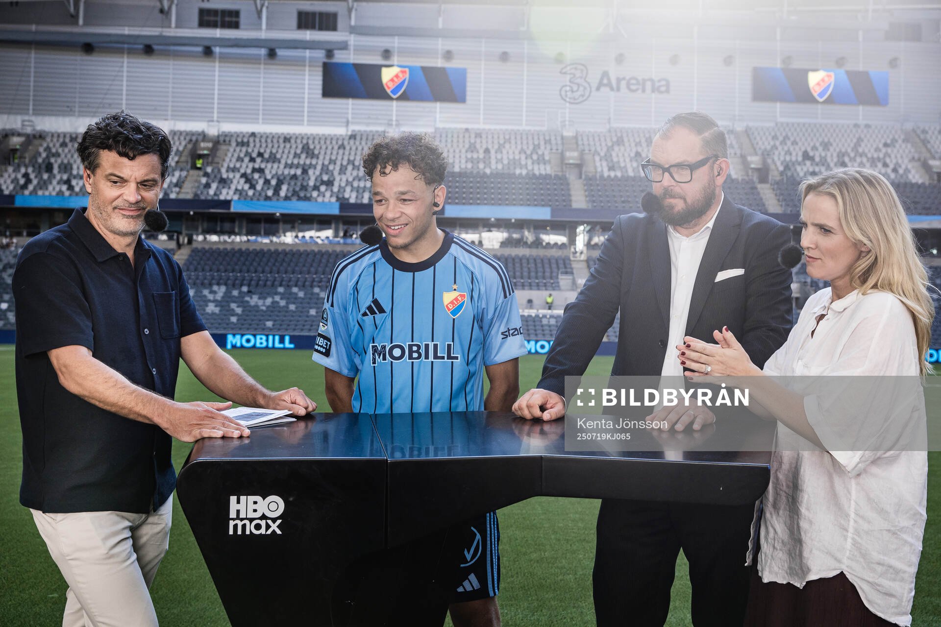 Djurgårdens Mikael Anderson med HBO Max Tommy Åström,