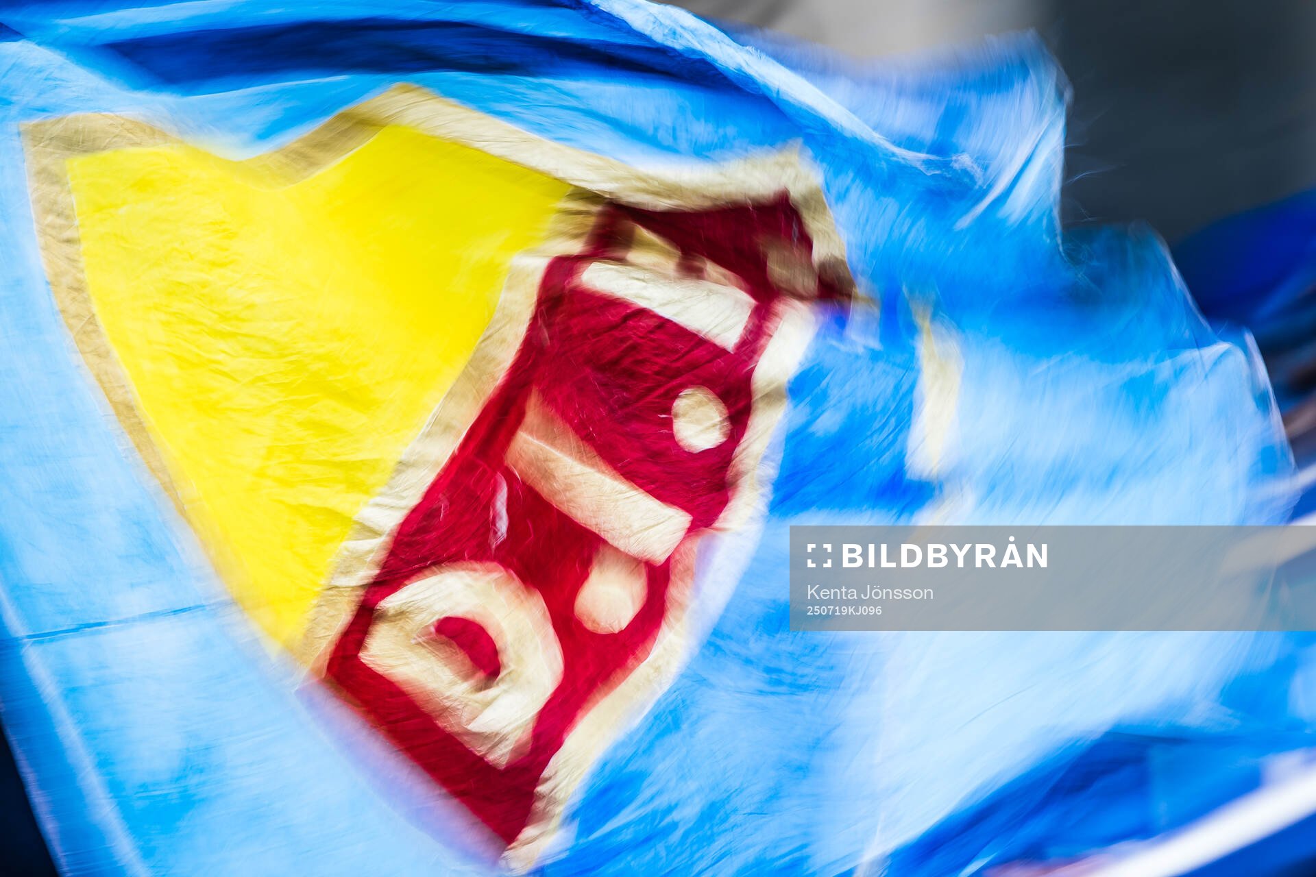 Panorering av Djurgårdens supportrar med flagga
