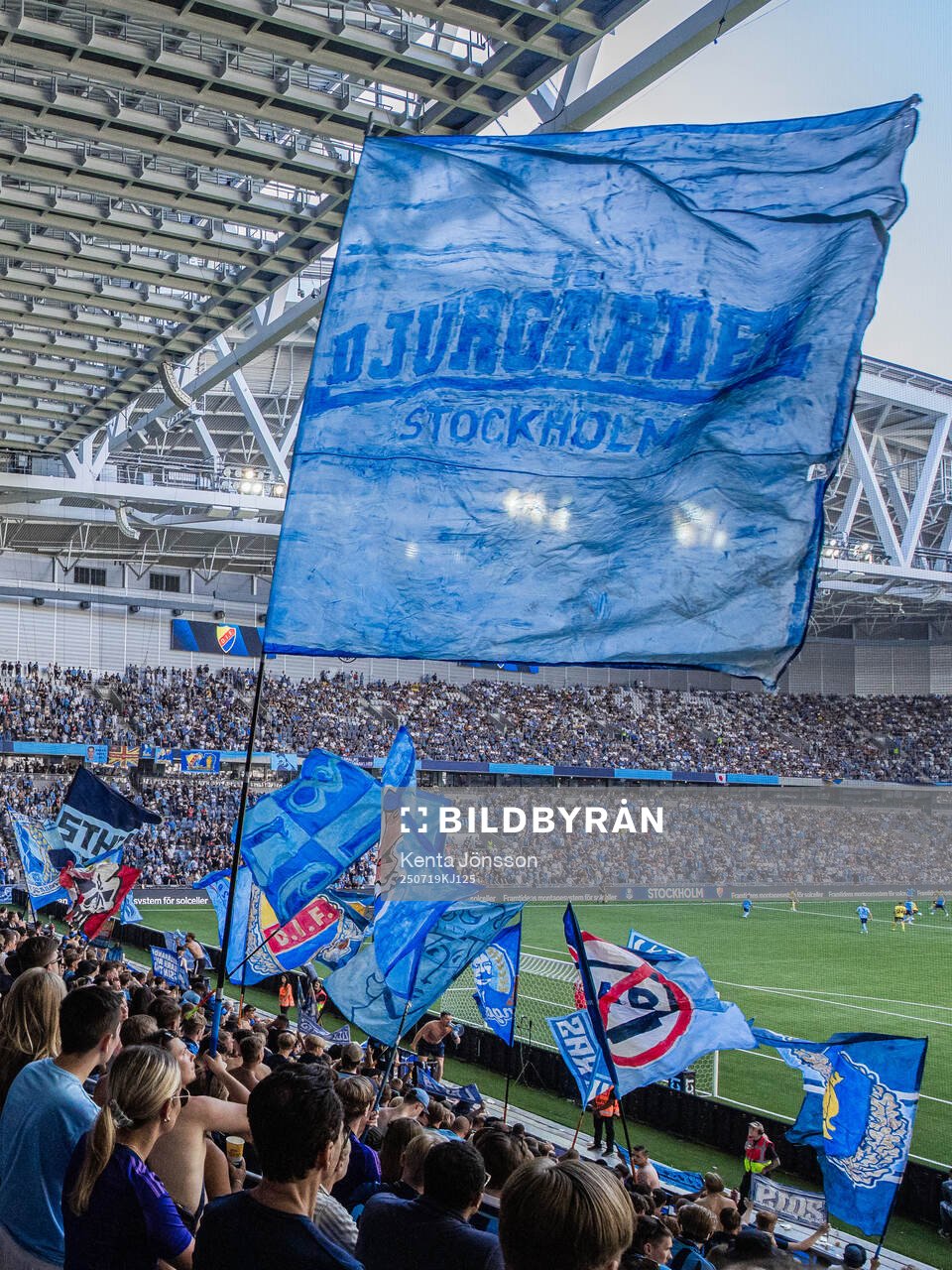 Djurgårdens supportrar med flaggor