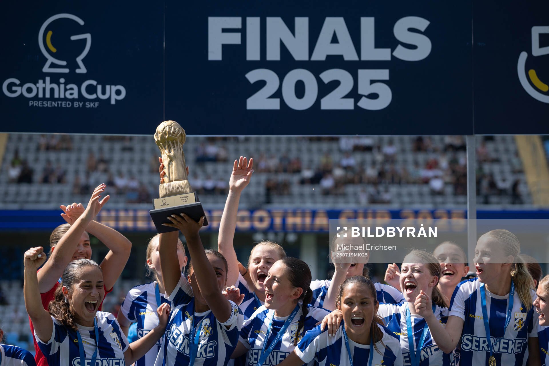 IFK Göteborgs spelare jublar med pokalen