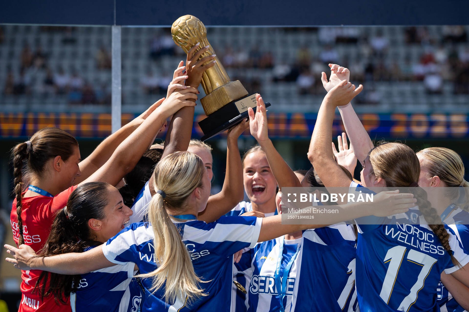 IFK Göteborgs spelare jublar med pokalen