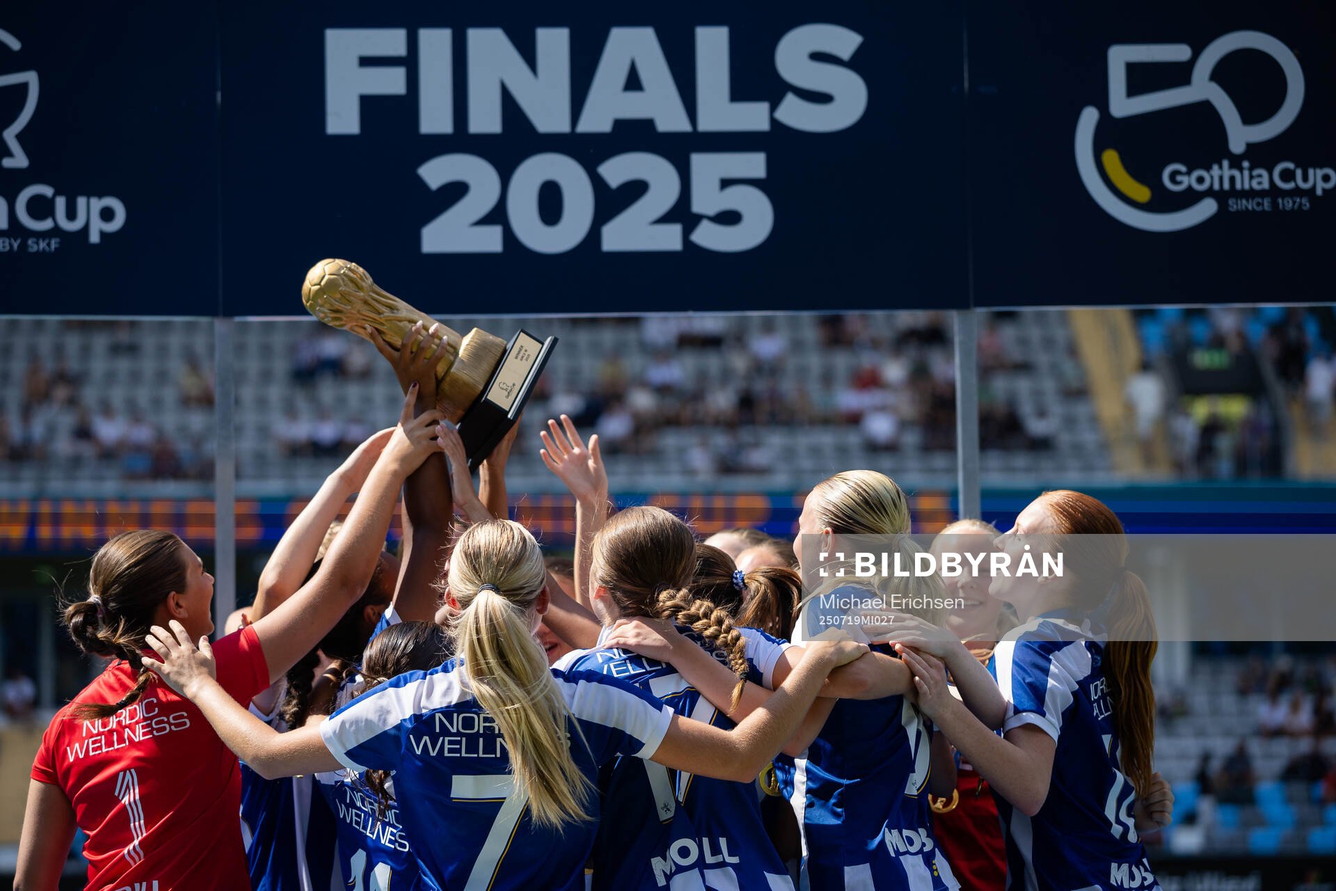 IFK Göteborgs spelare jublar med pokalen