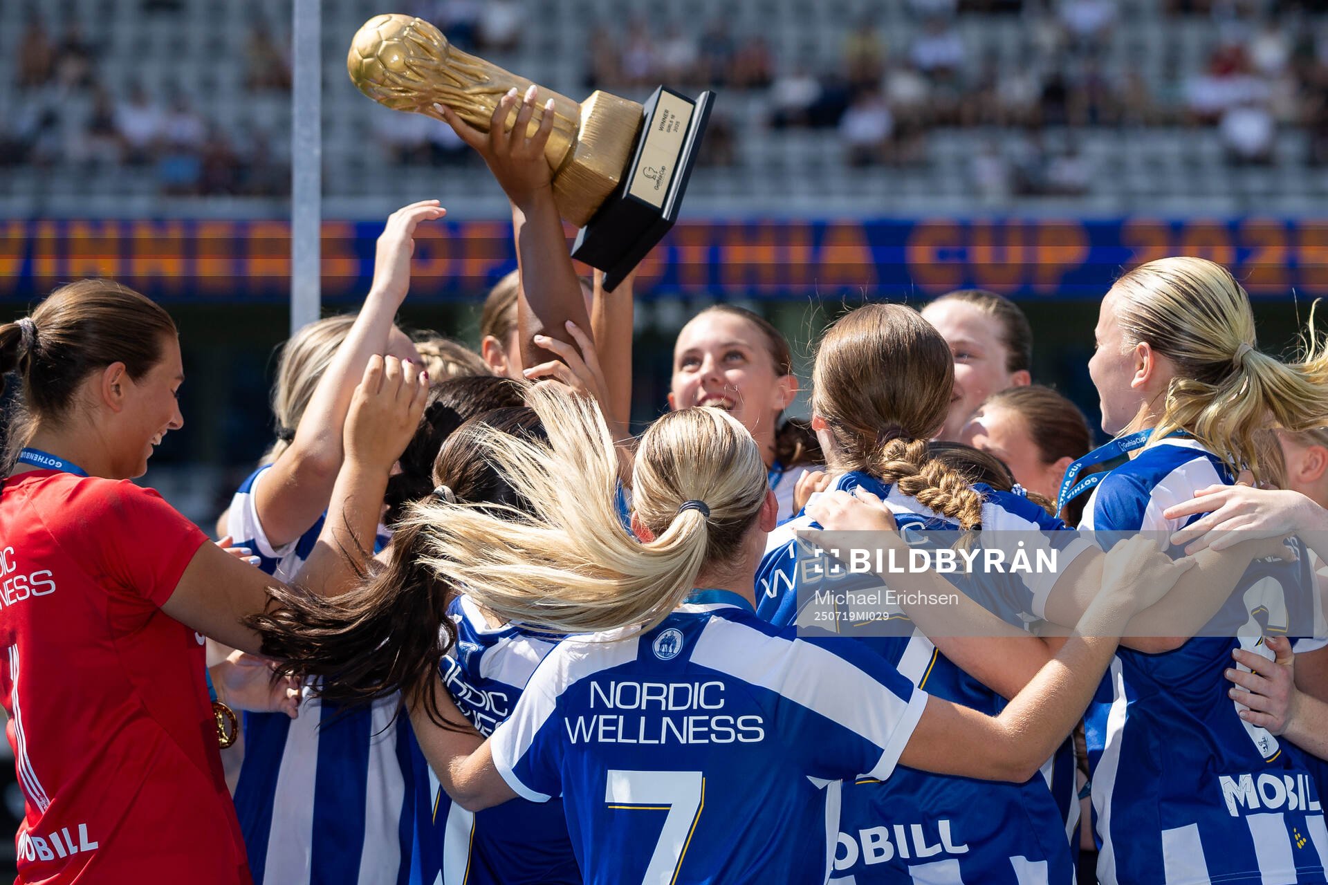 IFK Göteborgs spelare jublar med pokalen