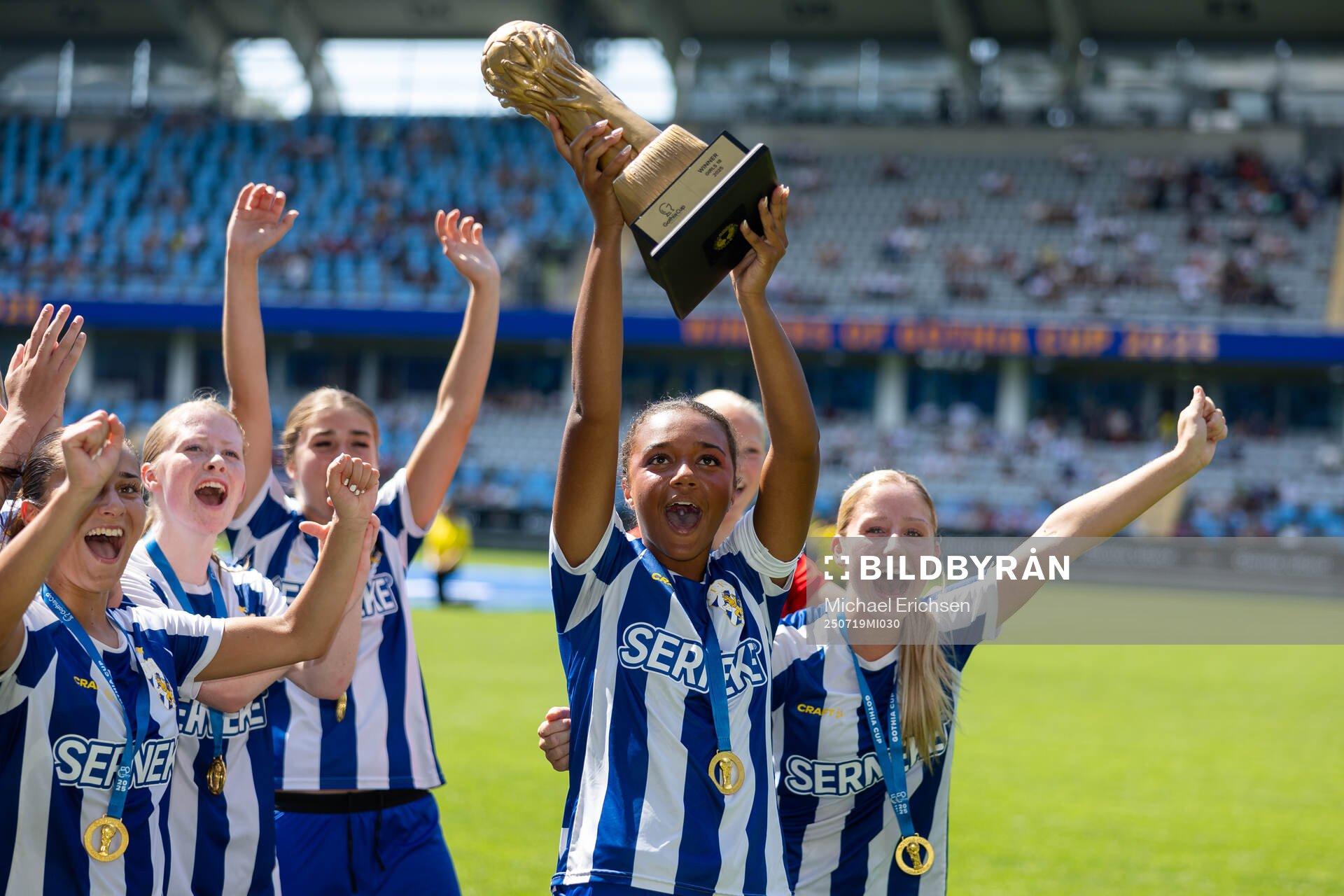 IFK Göteborgs spelare jublar med pokalen
