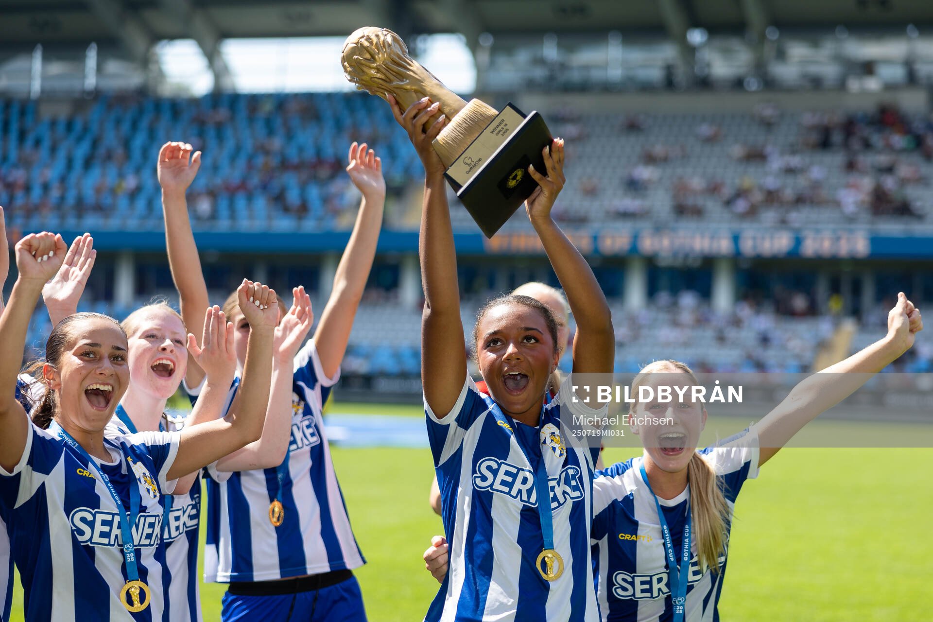 IFK Göteborgs spelare jublar med pokalen