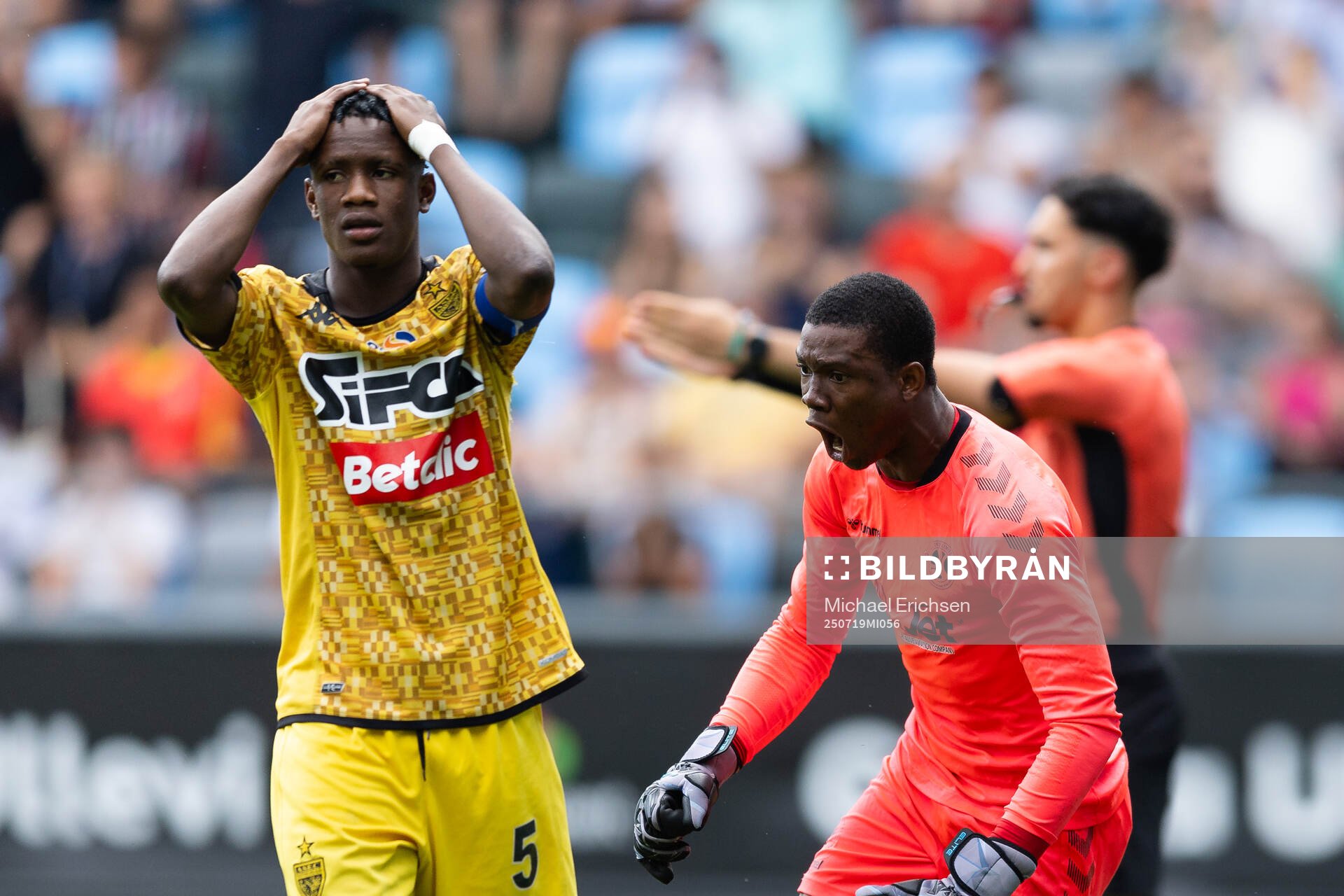 Beyond Limits målvakt Daniel Aiyenugba jublar