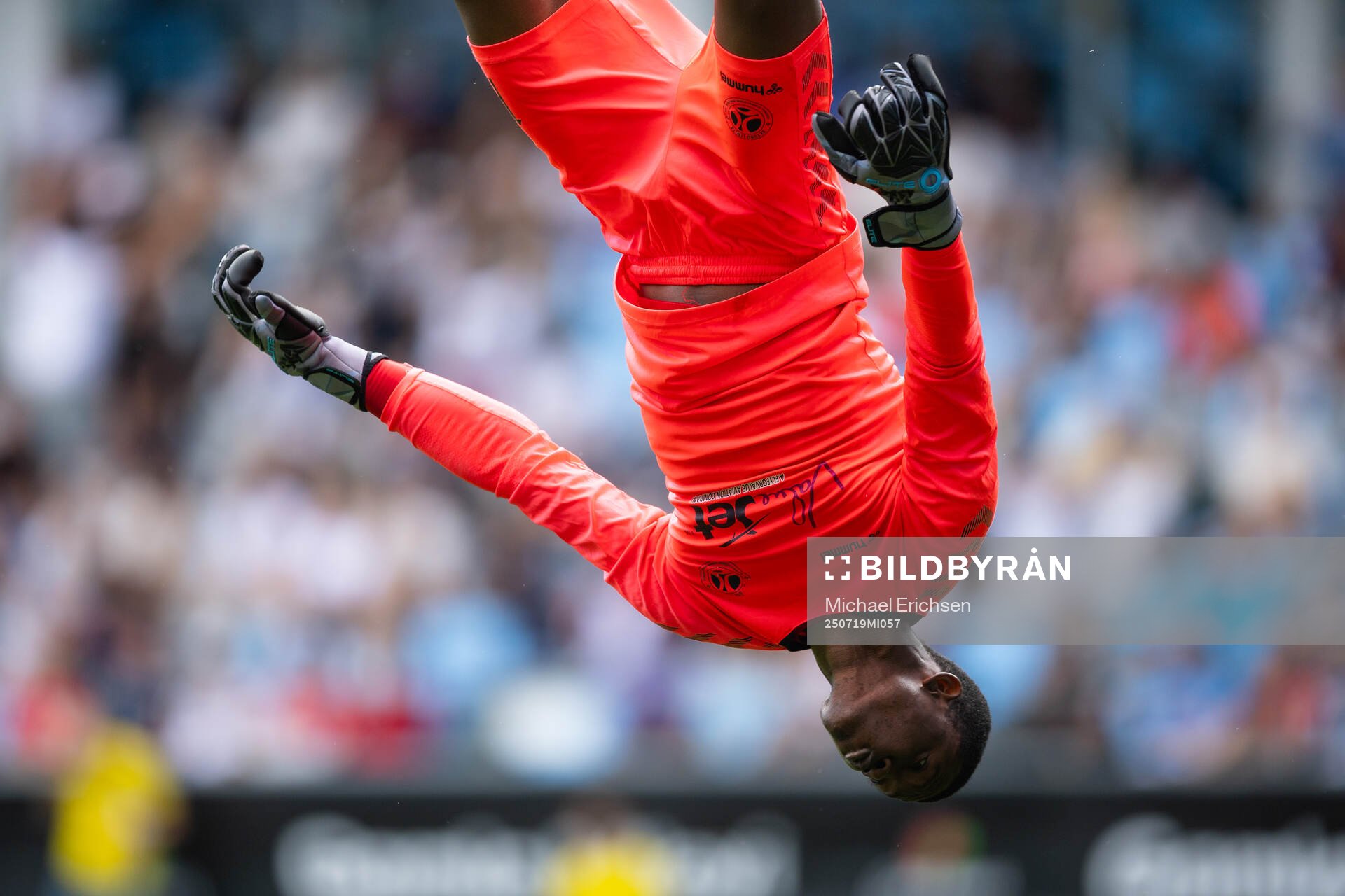 Beyond Limits målvakt Daniel Aiyenugba jublar
