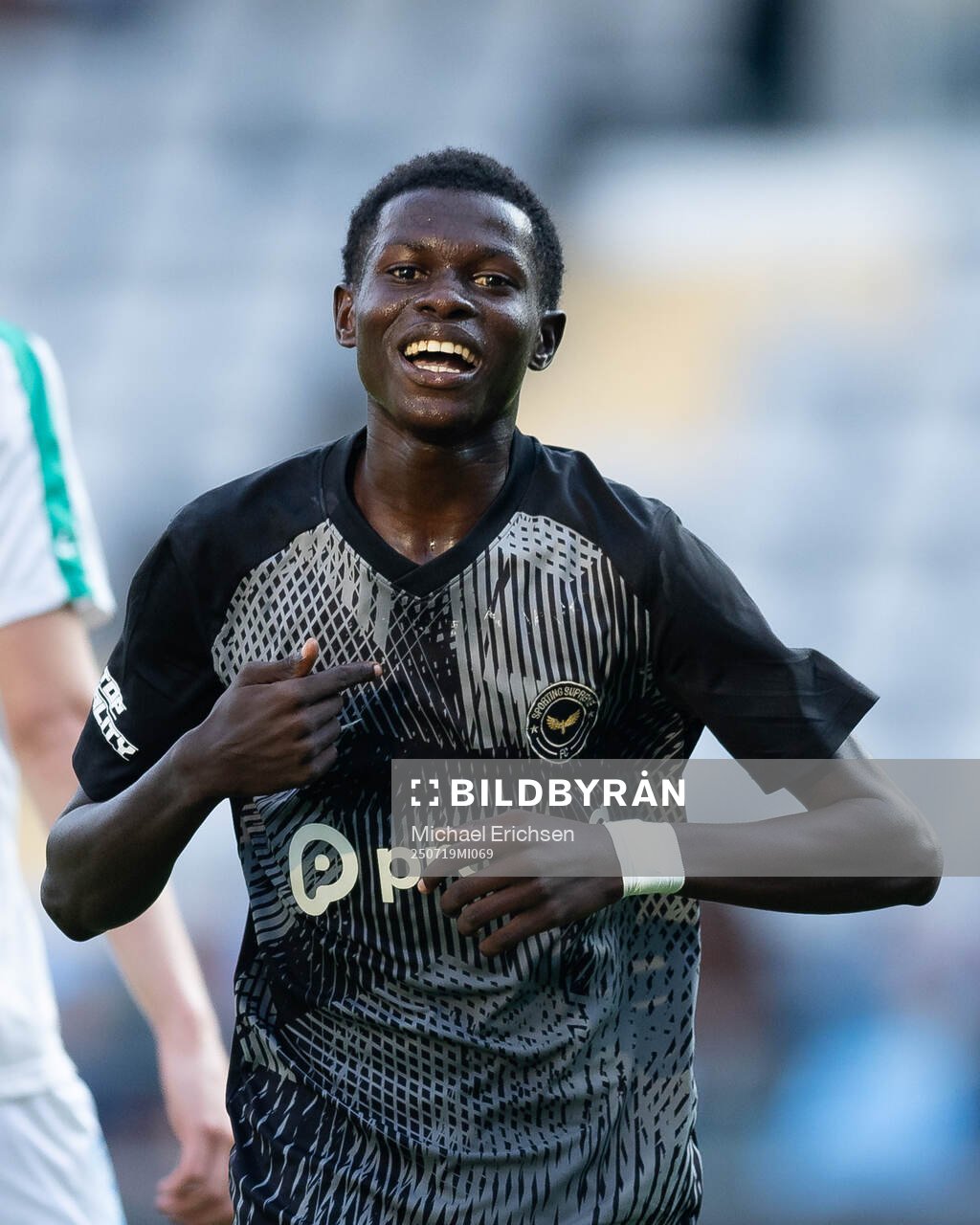 Sporting Supremes Ahmed Njundu Kanyi jublar