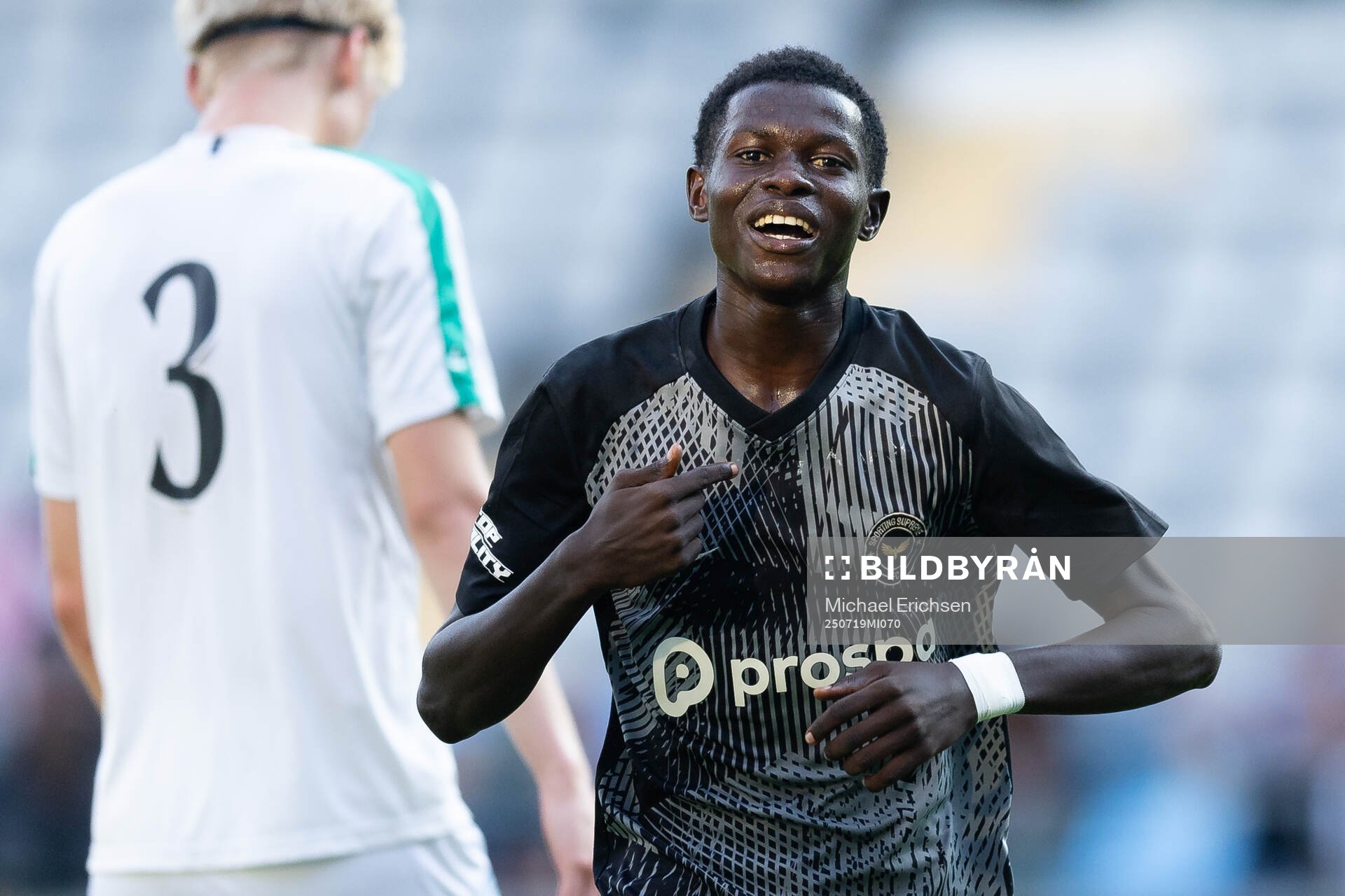 Sporting Supremes Ahmed Njundu Kanyi jublar