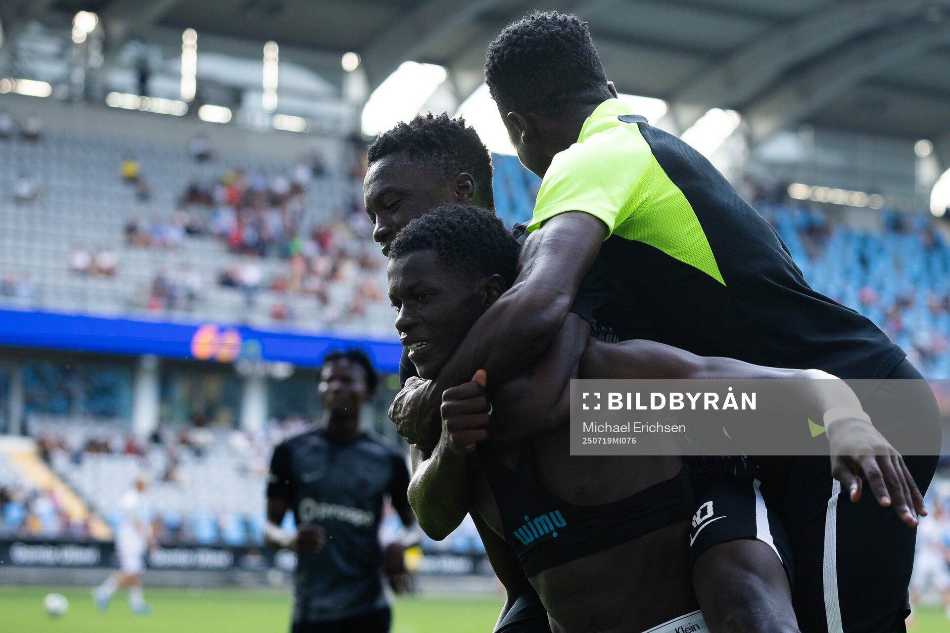 Sporting Supremes Ahmed Njundu Kanyi jublar