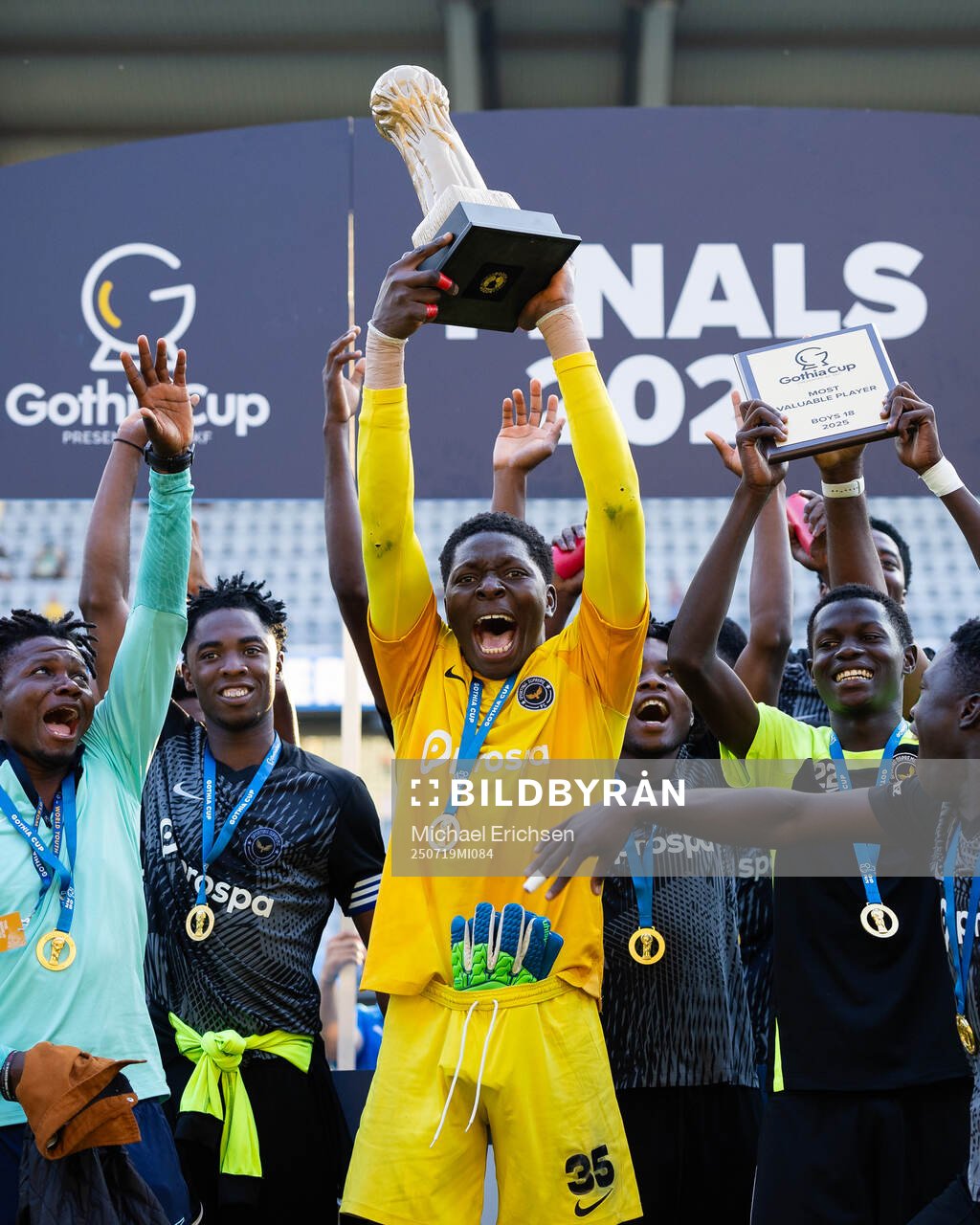 Sporting Supreme spelare jublar med pokalen