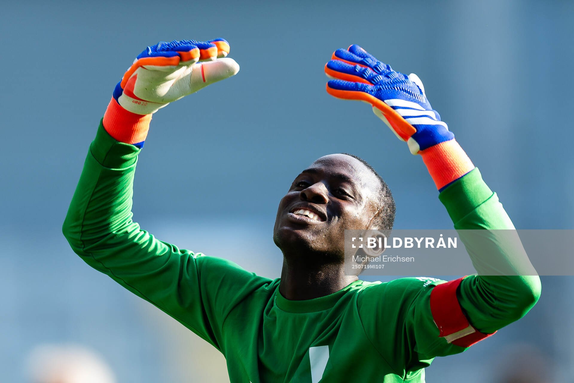 Nigerian Eagles målvakt jublar