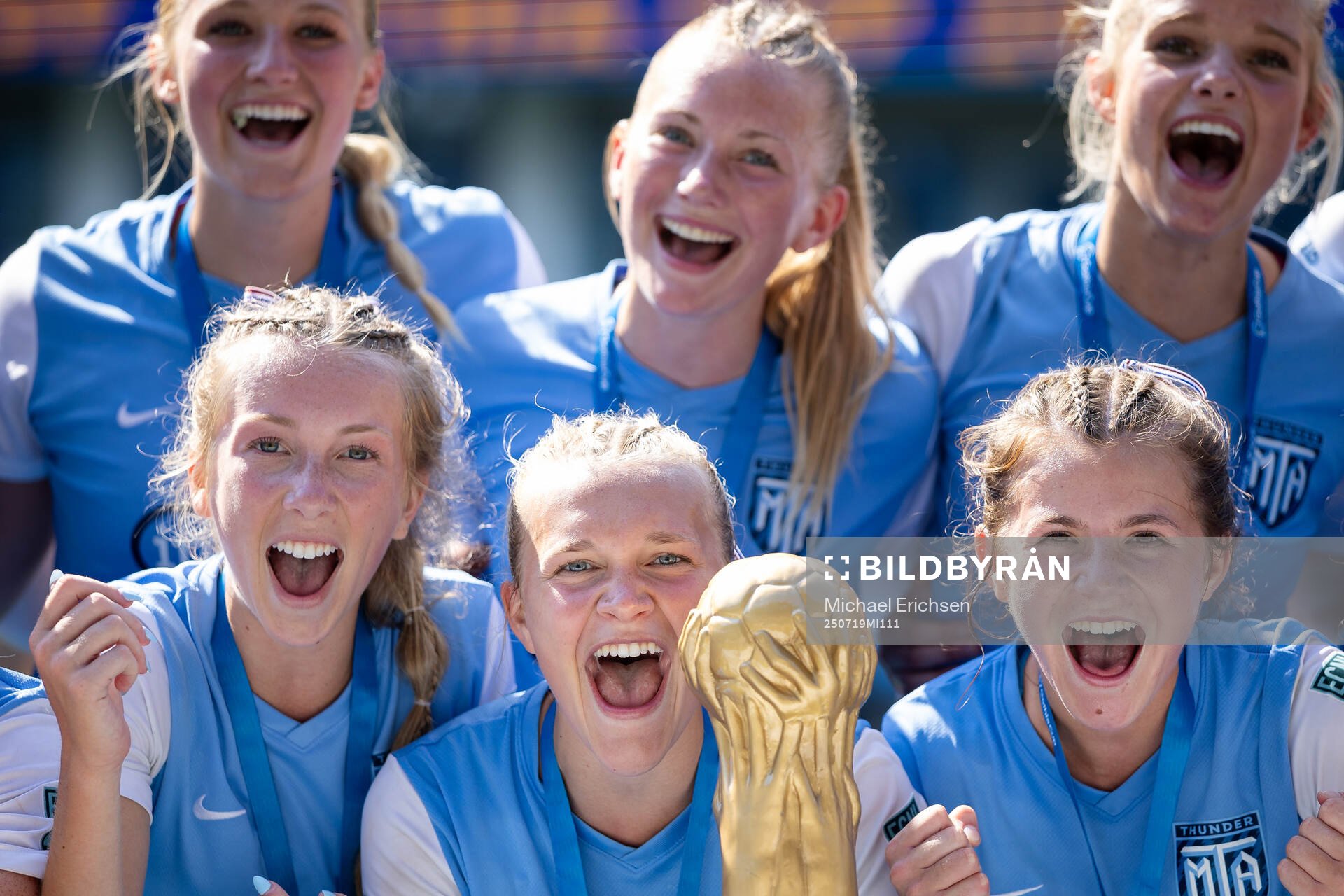 Minnesota Thunder Academys spelare jublar med pokalen