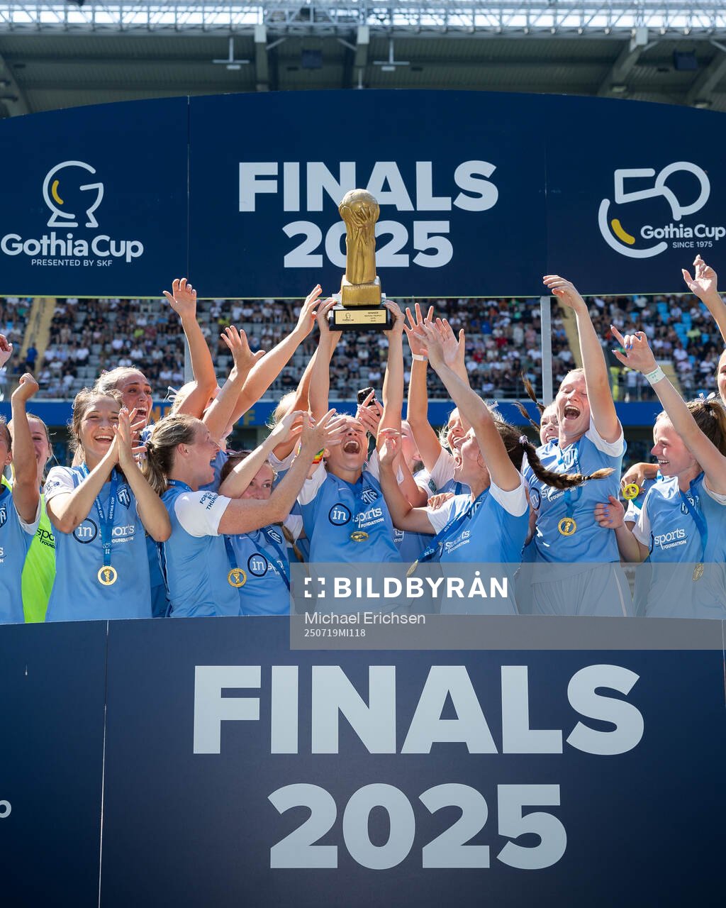 Minnesota Thunder Academys spelare jublar med pokalen