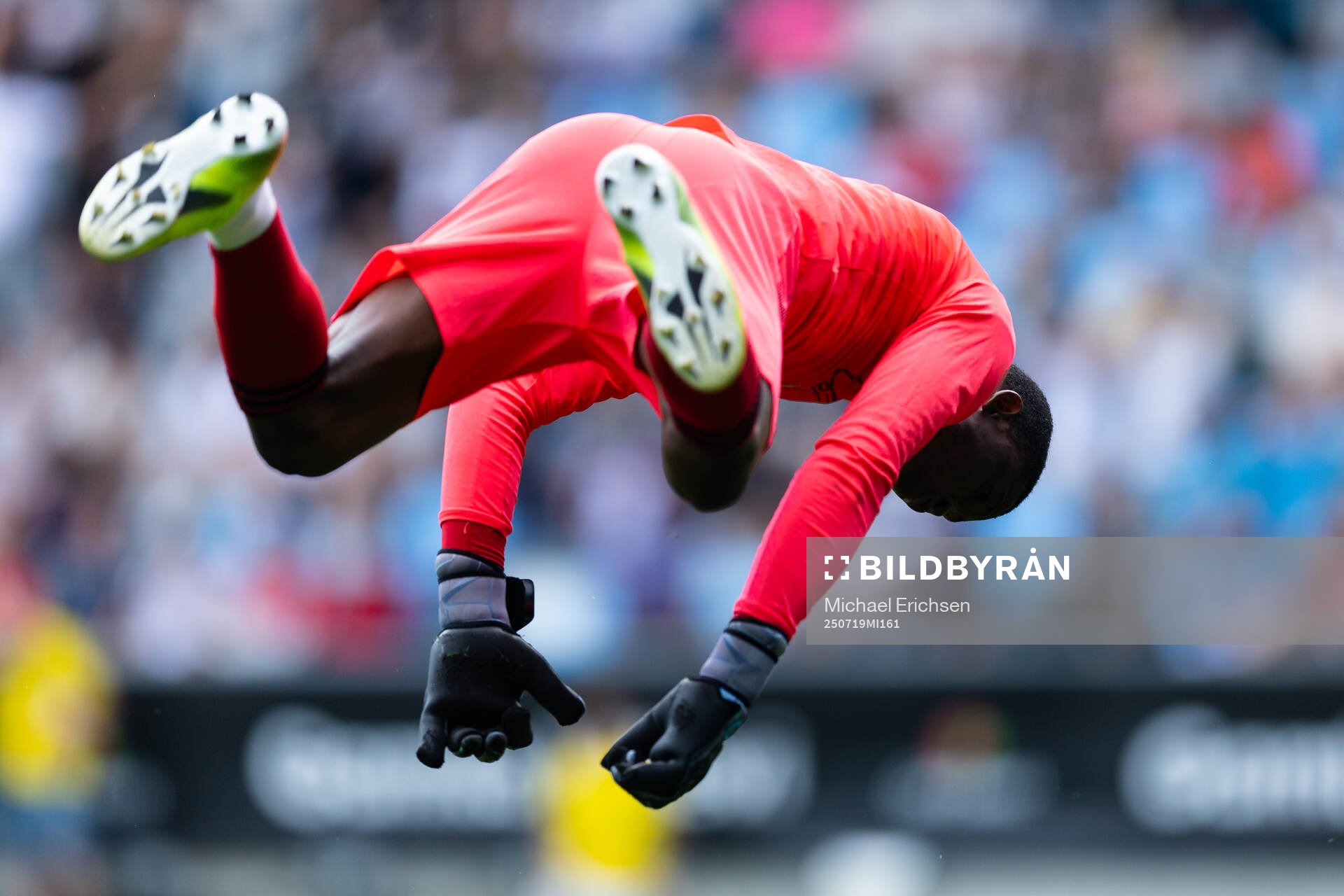 Beyond Limits målvakt Daniel Aiyenugba jublar
